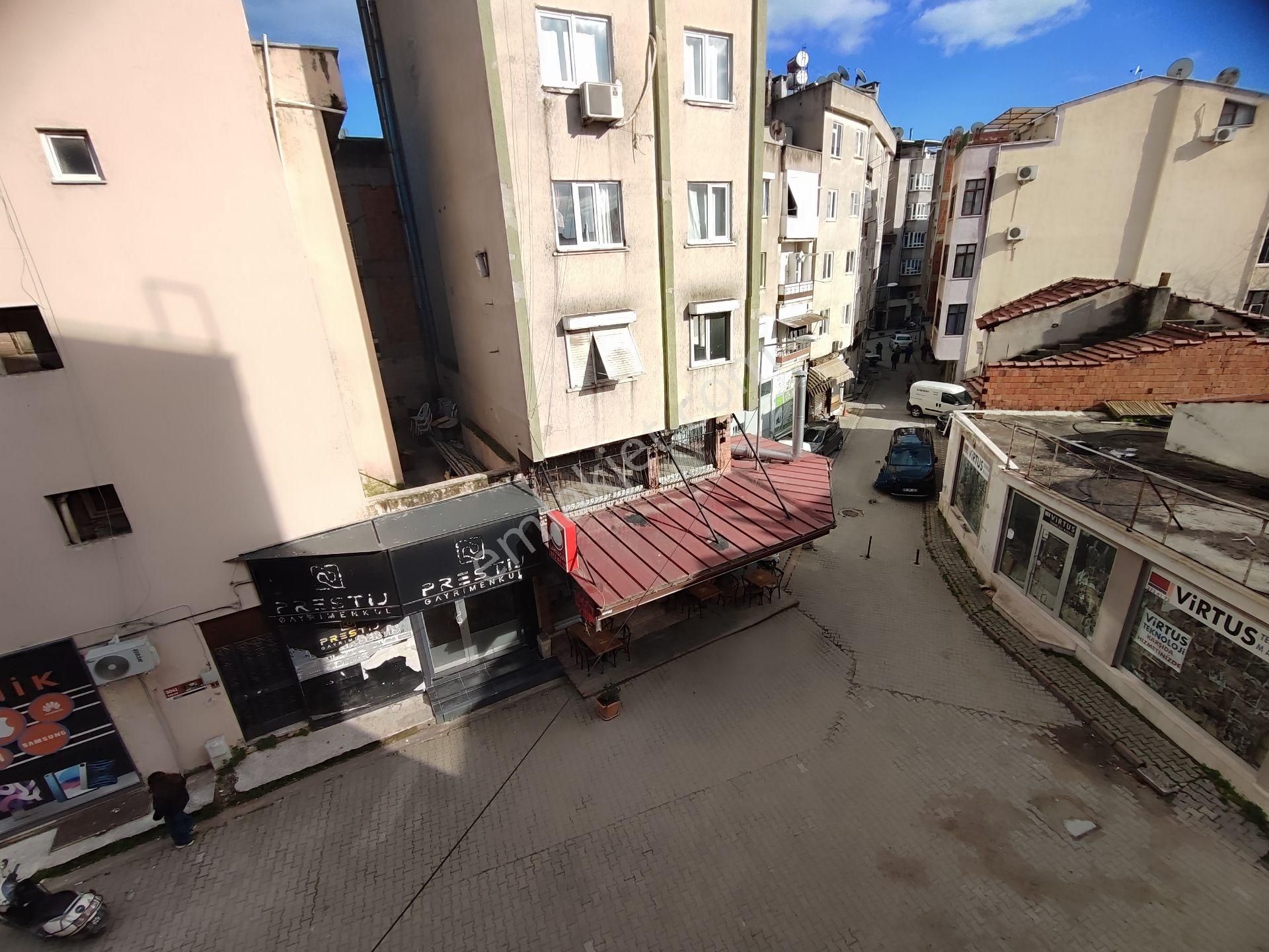 Kardeşten Edremit Merkezde Doğalgazlı Ayrı Mutfaklı Ara Kat Geniş 3+1 Daire