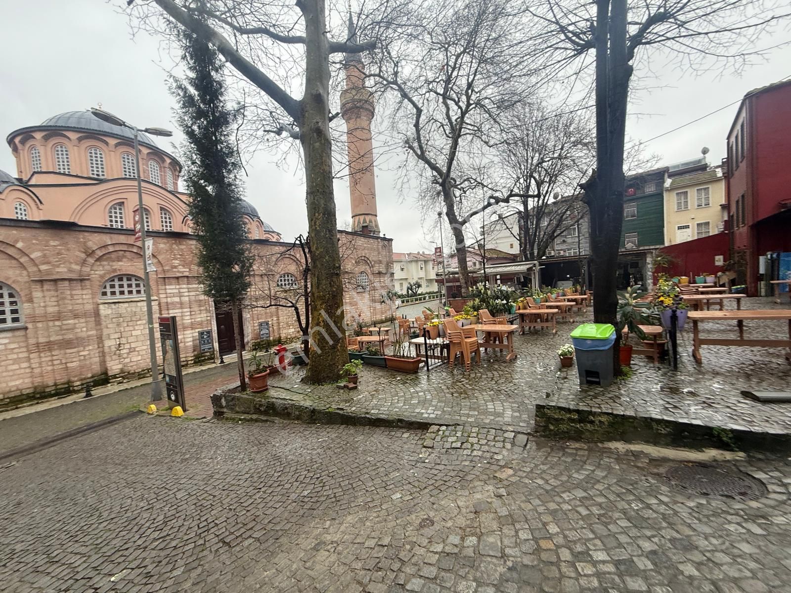 Fatih Ayvansaray'da Tarihi Medrese Yanı Bahçeli Müstakil Bina
