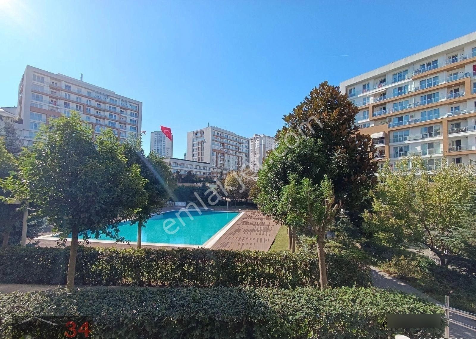 Küçükçekmece Atakent'te Satılık 3+1 Bahçe Katı, Sosyal Donatılı Lüks Site İçinde!