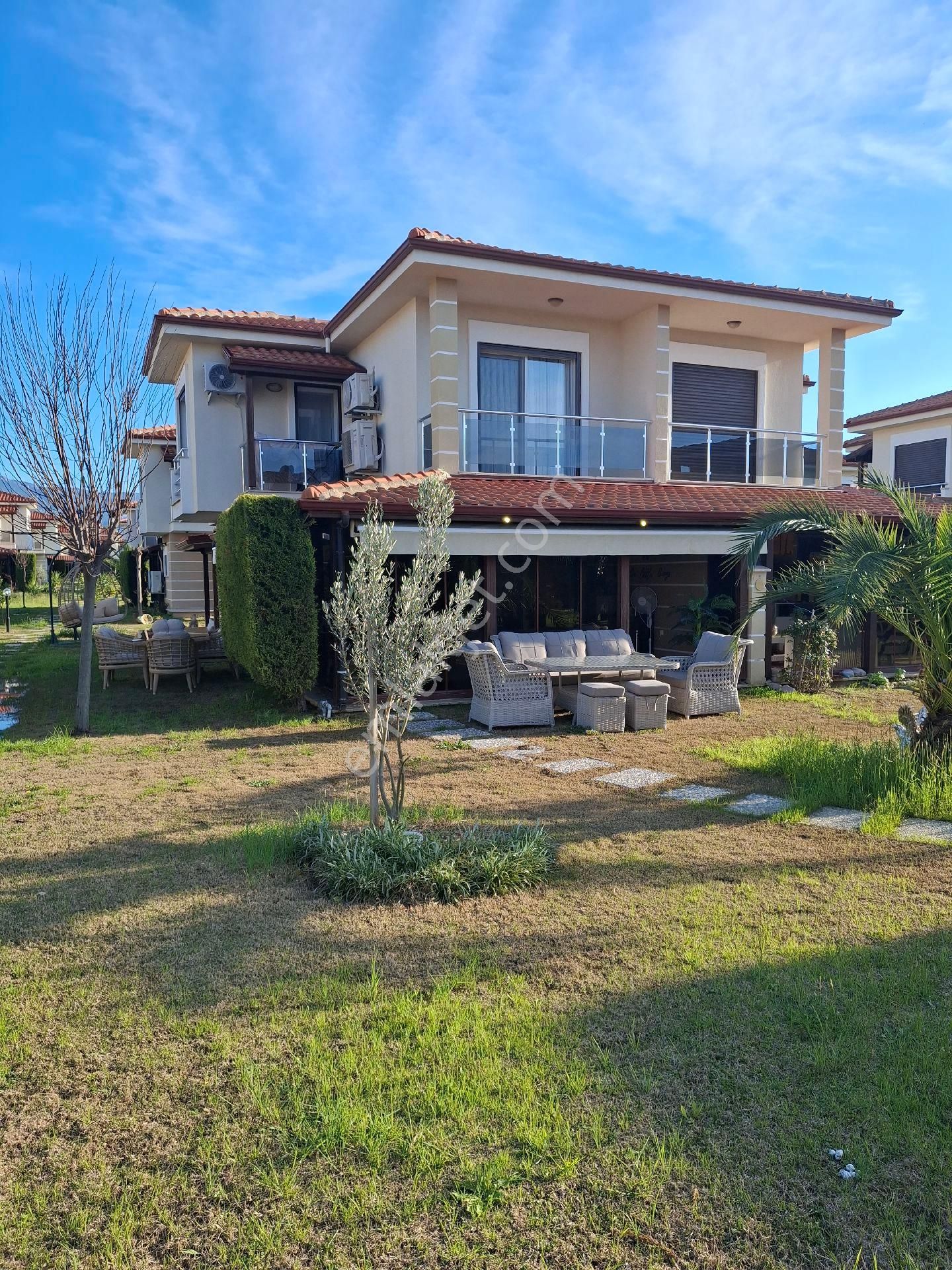 Kuşadası Davutlar Yolunda Ege Birlik Tatil Köyünde Satılık Dubleks Yazlık Villa