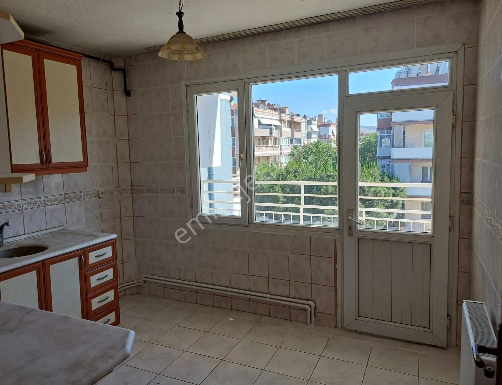 Menemen Esatpaşa Da Metro Yakınında Kiralık Ara Kat 2+1 Daire..