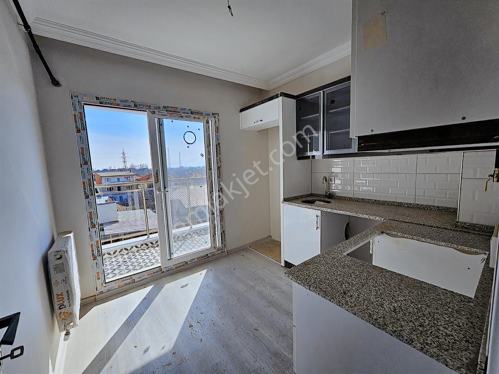 Fiyat Düştü...kelepir... Cadde Üzeri Satılık Sıfır Daire Arakat