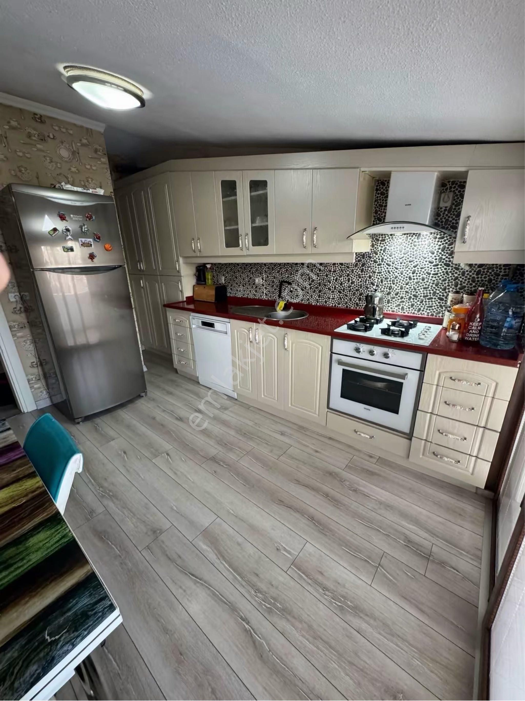 Kavacığın Kalbinde Ana Caddede 142 Mt