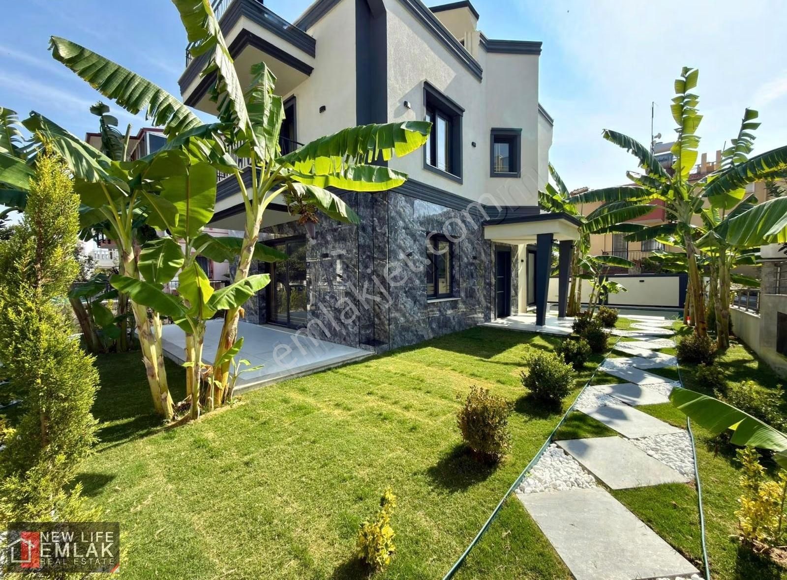 Kuşadası Kadınlar Denizinde Satılık Müstakil Villa