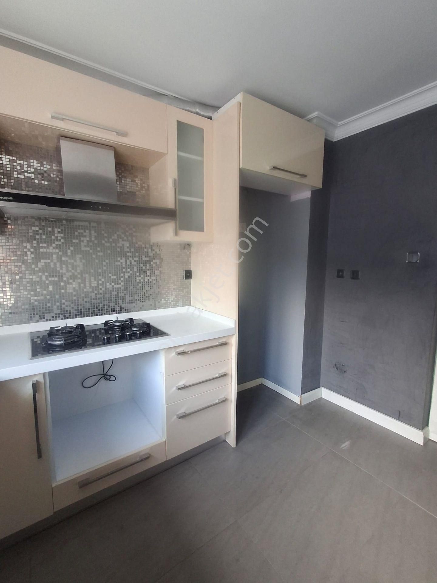 Karataş Lisesi Refüjlü Geniş Yolda Köşe K.mutfak D.gaz 3+1 - Görsel 21