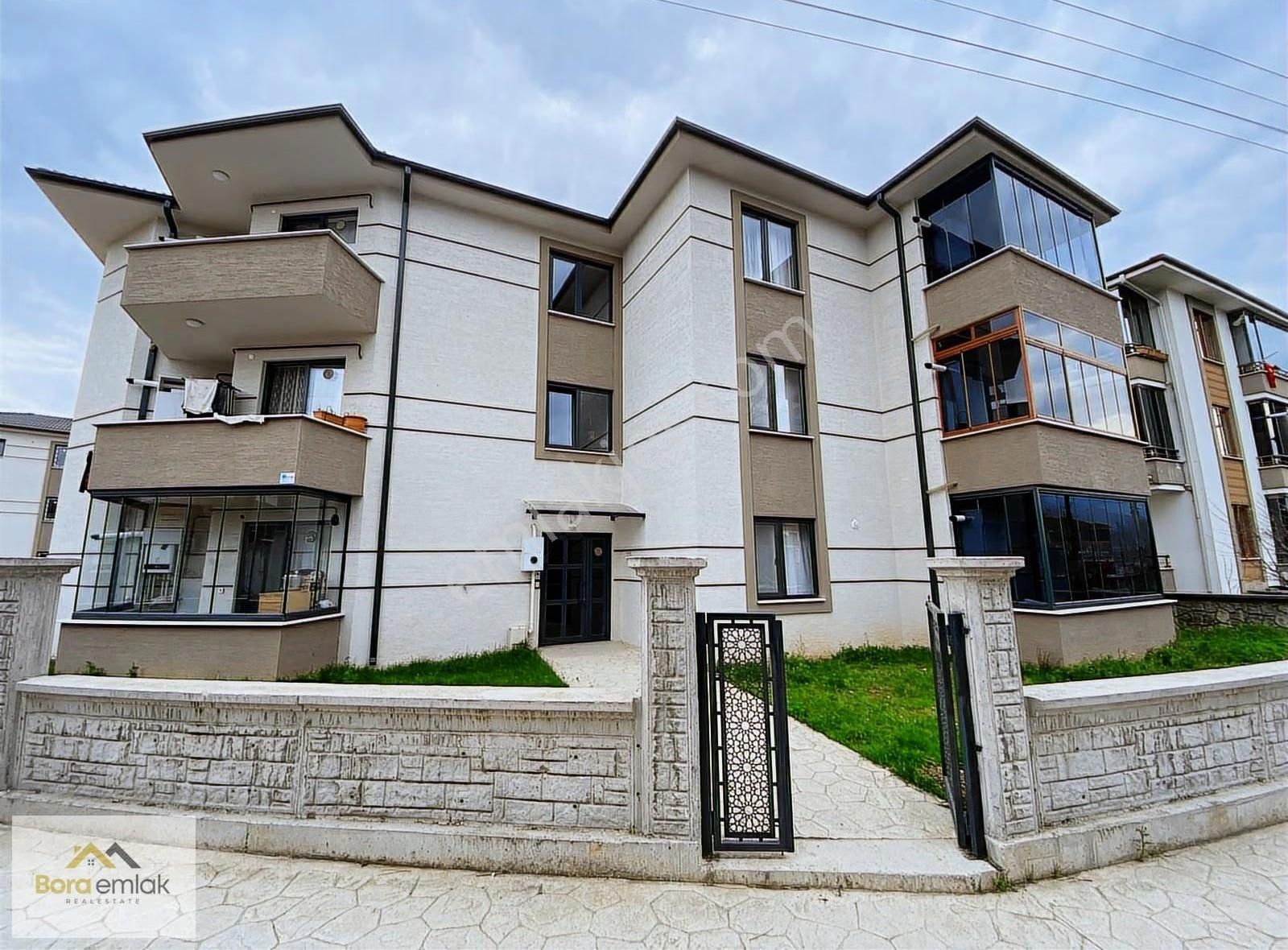 Bora Emlak'dan Yunus Emre Mahallesi'nde Kiralık 2+0 Eşyalı Daire