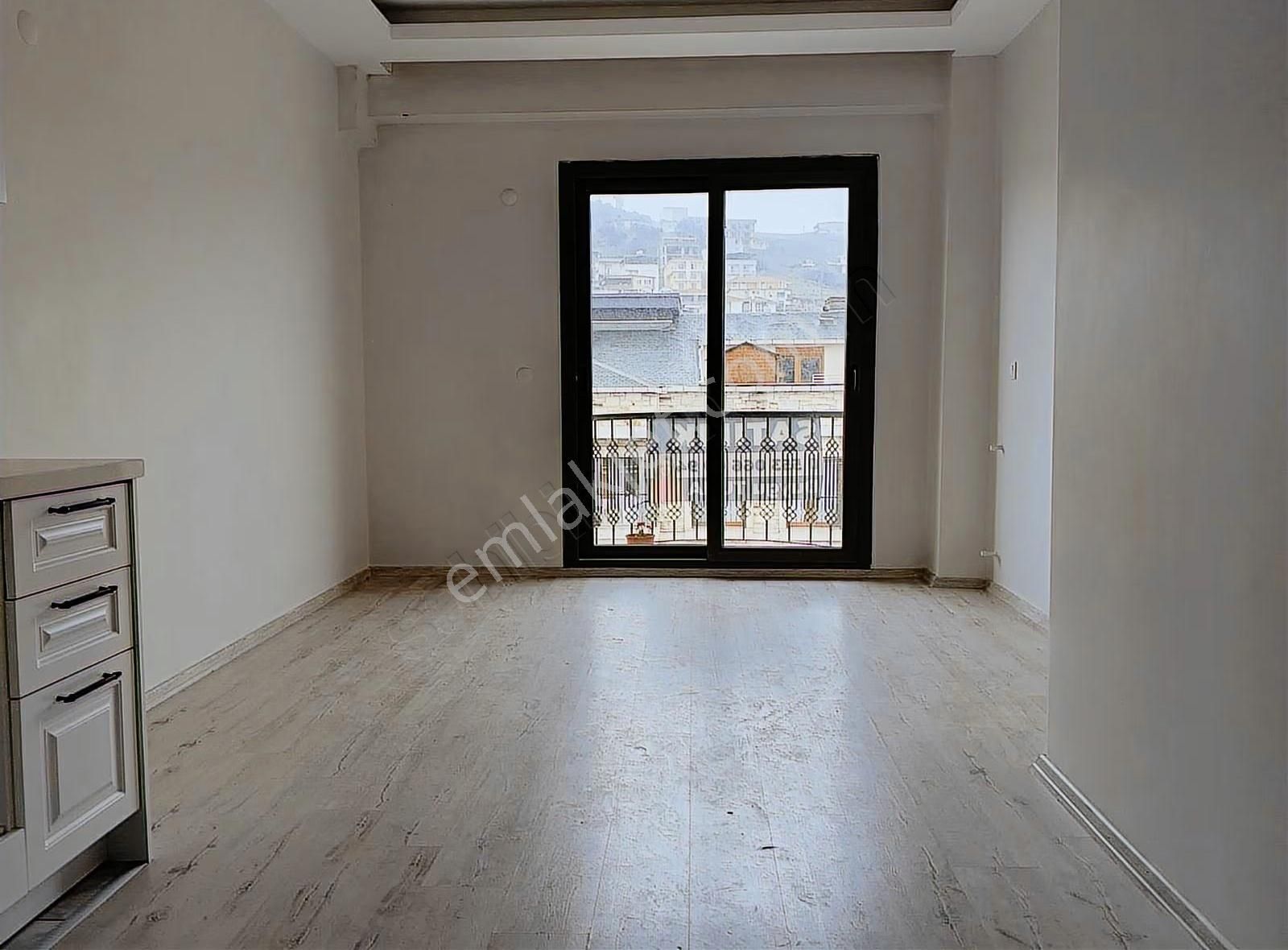 Foça Haciveli'de Tam Merkezde Asansörlü 2+1 Dubleks Daire