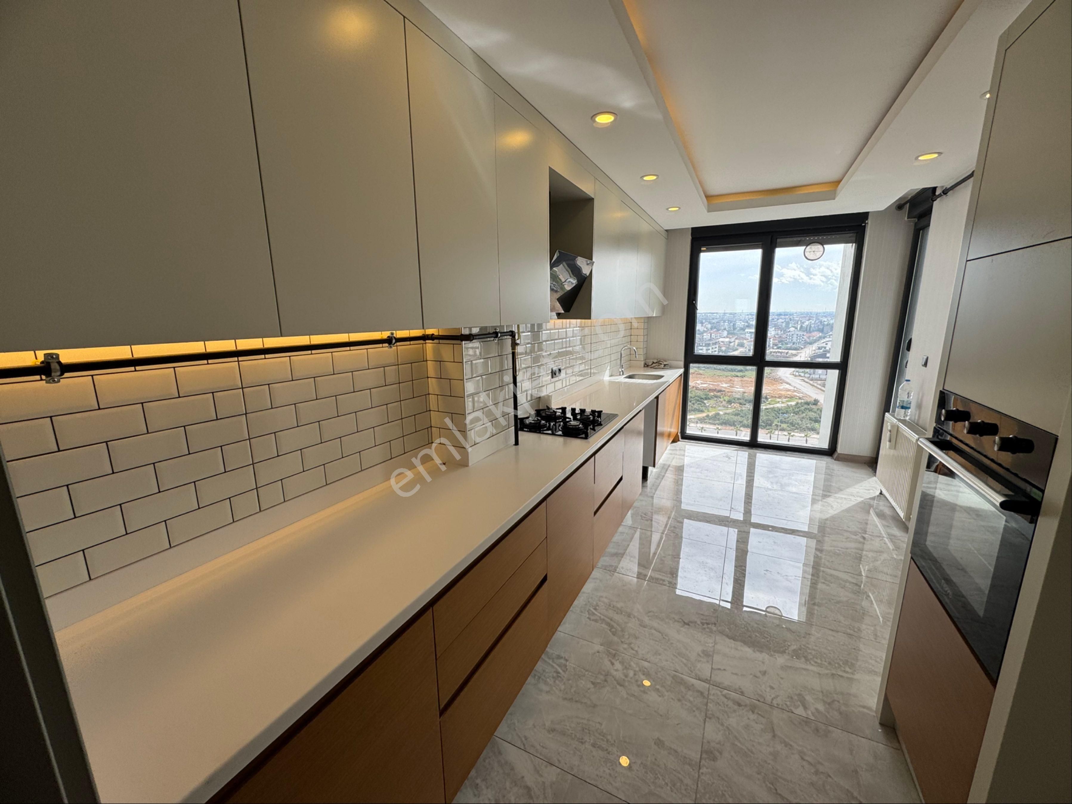 Rengi Antalya Sitesinde 3+1 Doğalgazlı Ebeveyn Banyolu