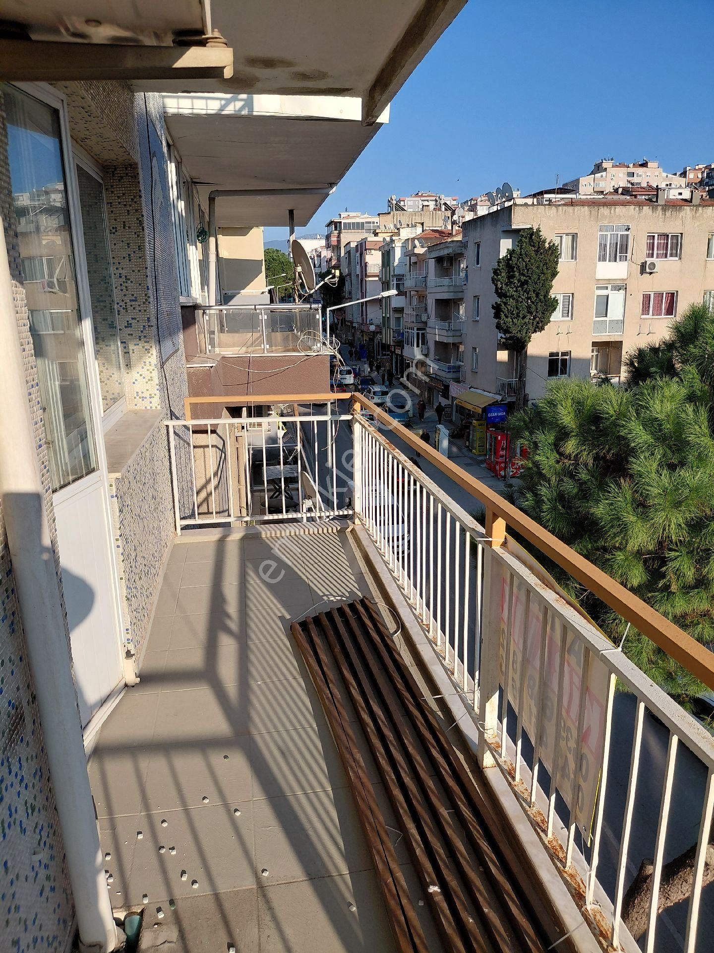 Buca Efeler Mahallesinde Kiralık Okul Yolunda 3+1 4.kat 120m2 Doğalgazlı Çift Balkonlu Klasik Daire - Görsel 4