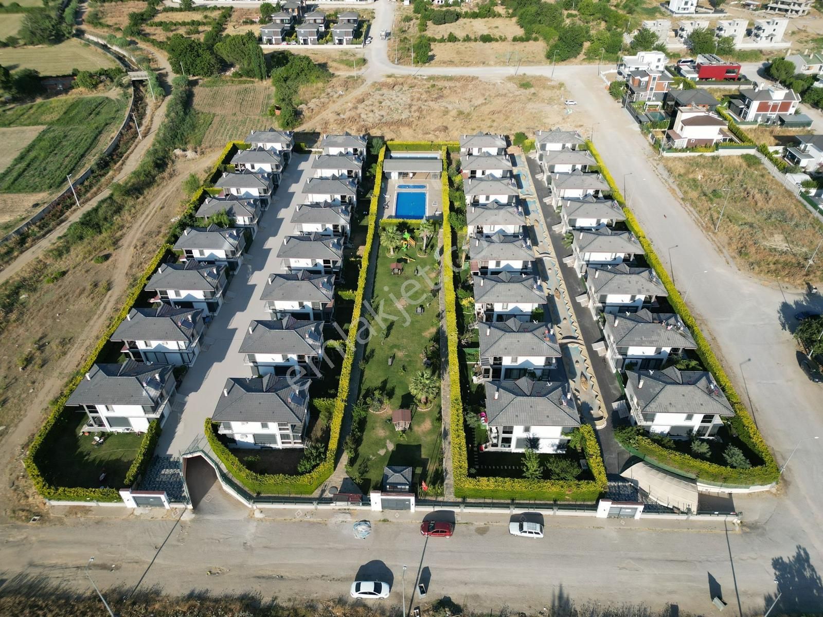 Yükselden Hamidiyede Havuzlu Sitede Bağımsız Bahçeli 5+1 Villa ▓