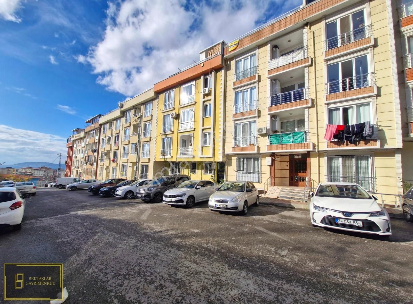 Zümrütevlerde;ulaşımı Kolay,kombili,bahçe Teraslı,geniş (2+1)