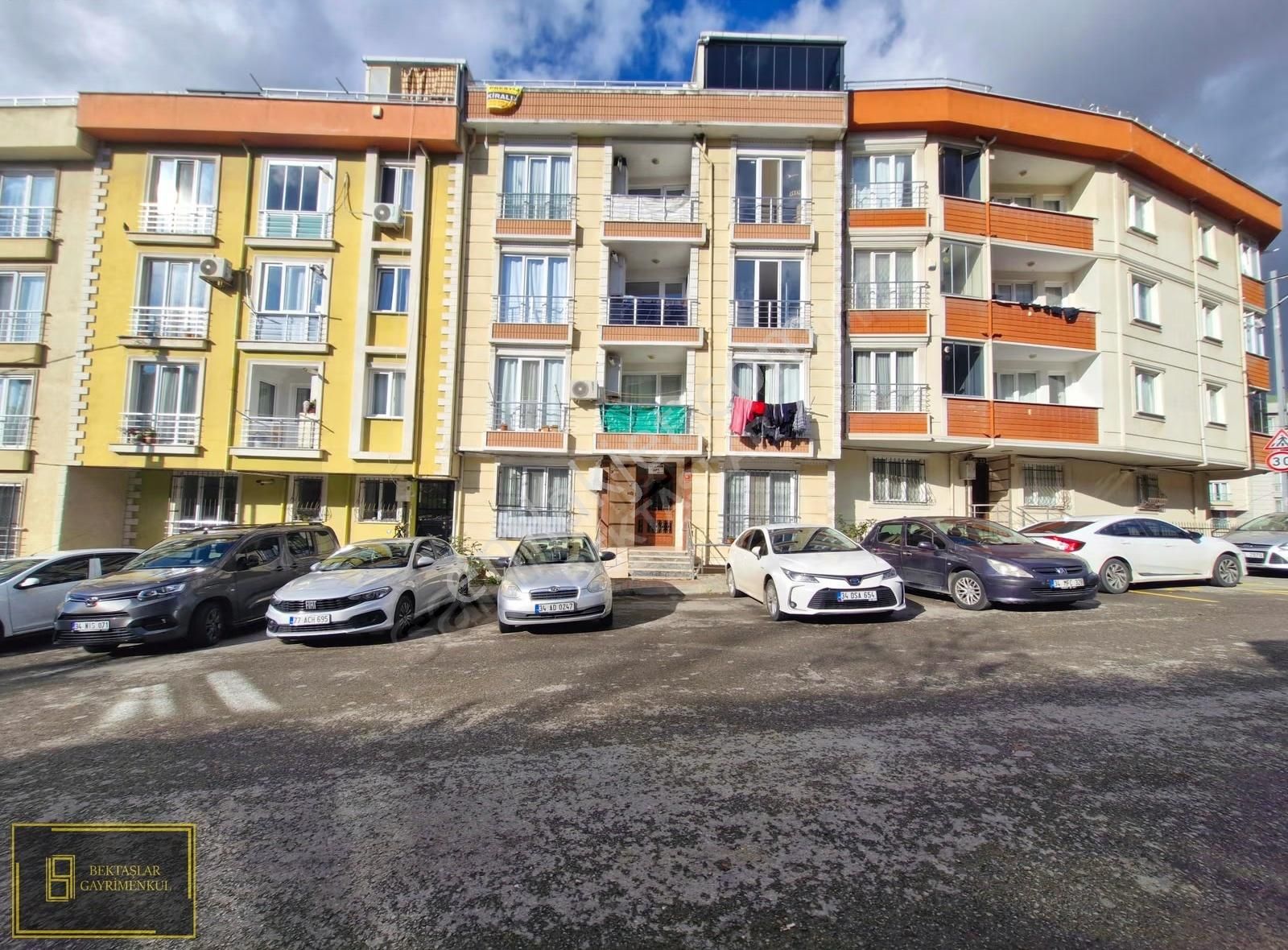 Zümrütevlerde;ulaşımı Kolay,kombili,bahçe Teraslı,geniş (2+1) - Görsel 3