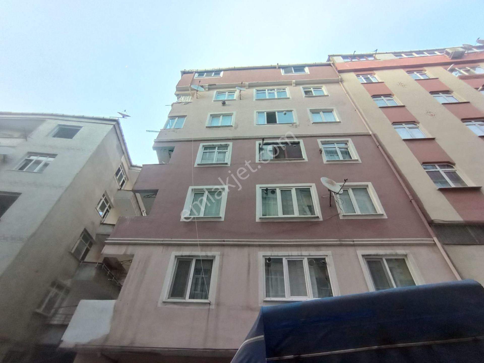 Tutarda Hürriyette Devlet Hastanesi Yakını 2+1 80m2 Arakat Daire