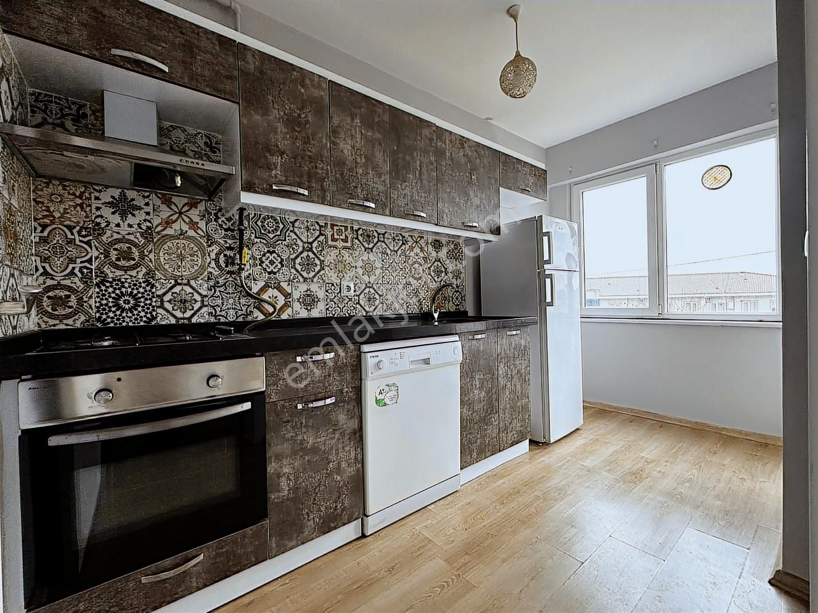 Remax Advantage'dan Mustaç Market'in Arkasında 2+1 Kapalı Mutfak