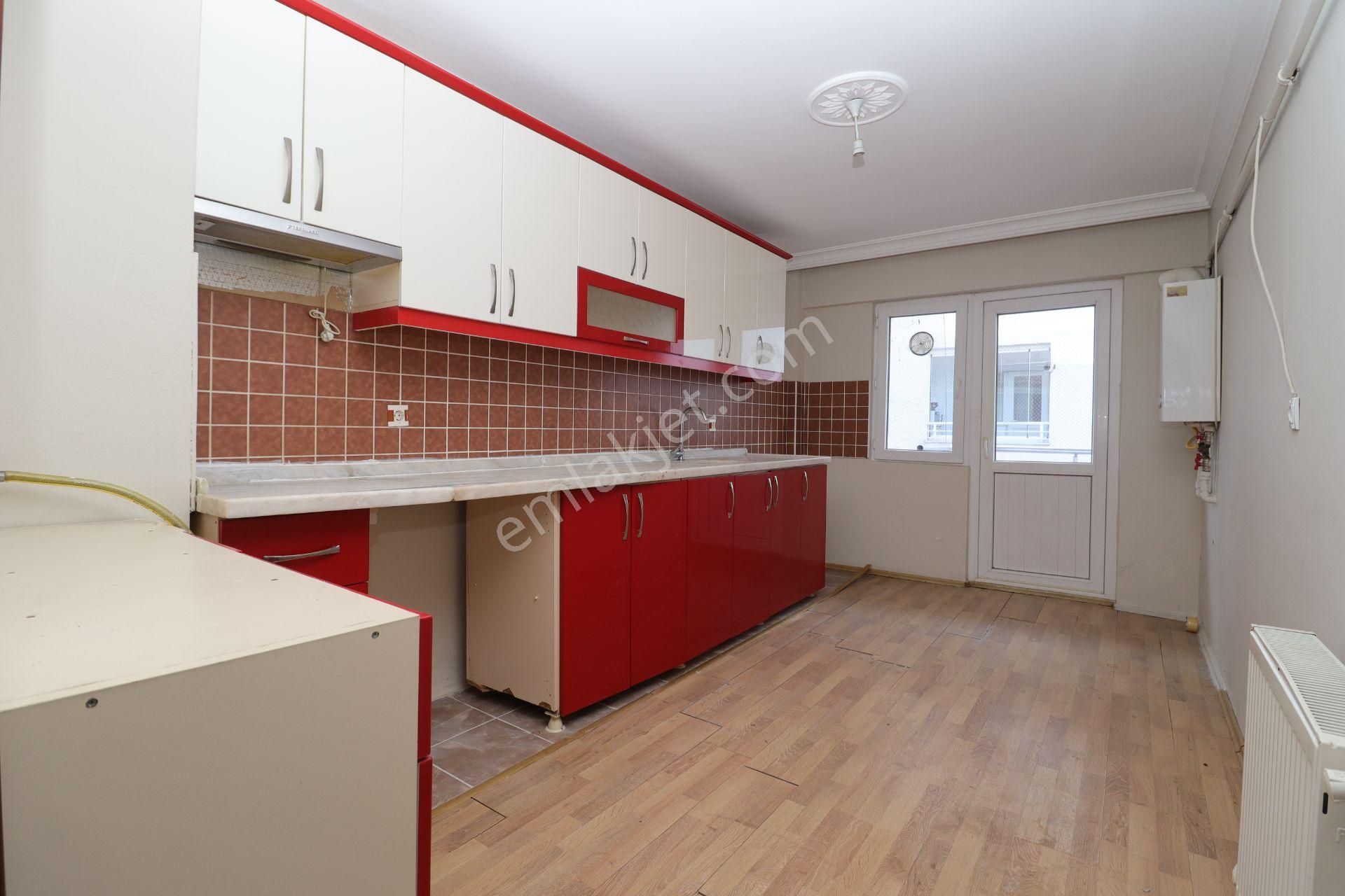 Akif'ten Topçu'da 3+1 Asansörlü G/b Cephe Cadde Yanı Kiralık Daire - Görsel 2