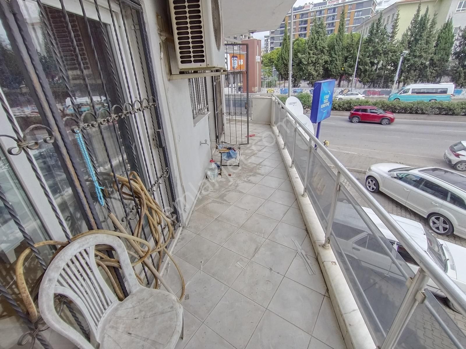 Karşıyaka Dedebaşında Cadde Üstü 3+1 Eşyalı Kiralık Daire - Görsel 2