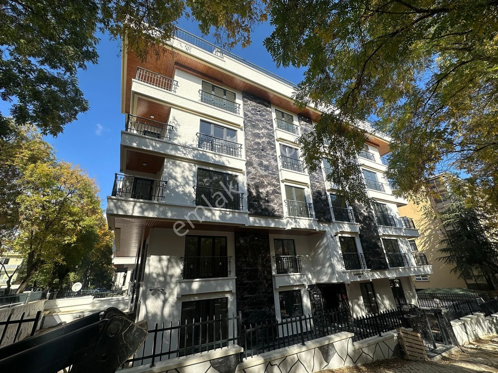 Kuttaş Emlak'tan 0 Binada Katta 1+1 Ön 50m2 Metro Yakını Kiralık - Görsel 24