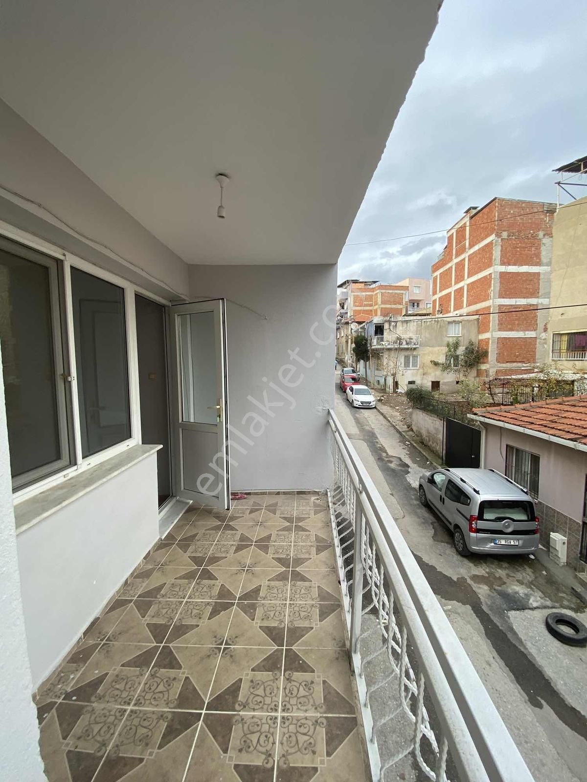 Bayraklı Çay Mah.de Kiralık 2+1 Daire - Görsel 9