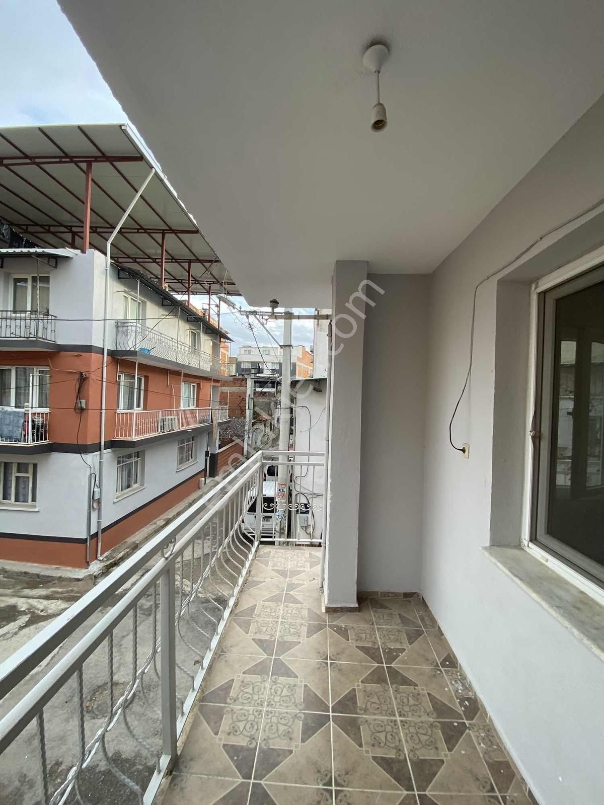 Bayraklı Çay Mah.de Kiralık 2+1 Daire - Görsel 2