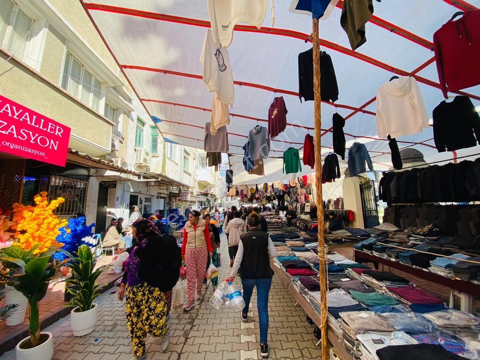Vitrinden Kurşunlu Camii Karşısı Arakat Yenilenmiş 2+1 ( Meydana 250 M )