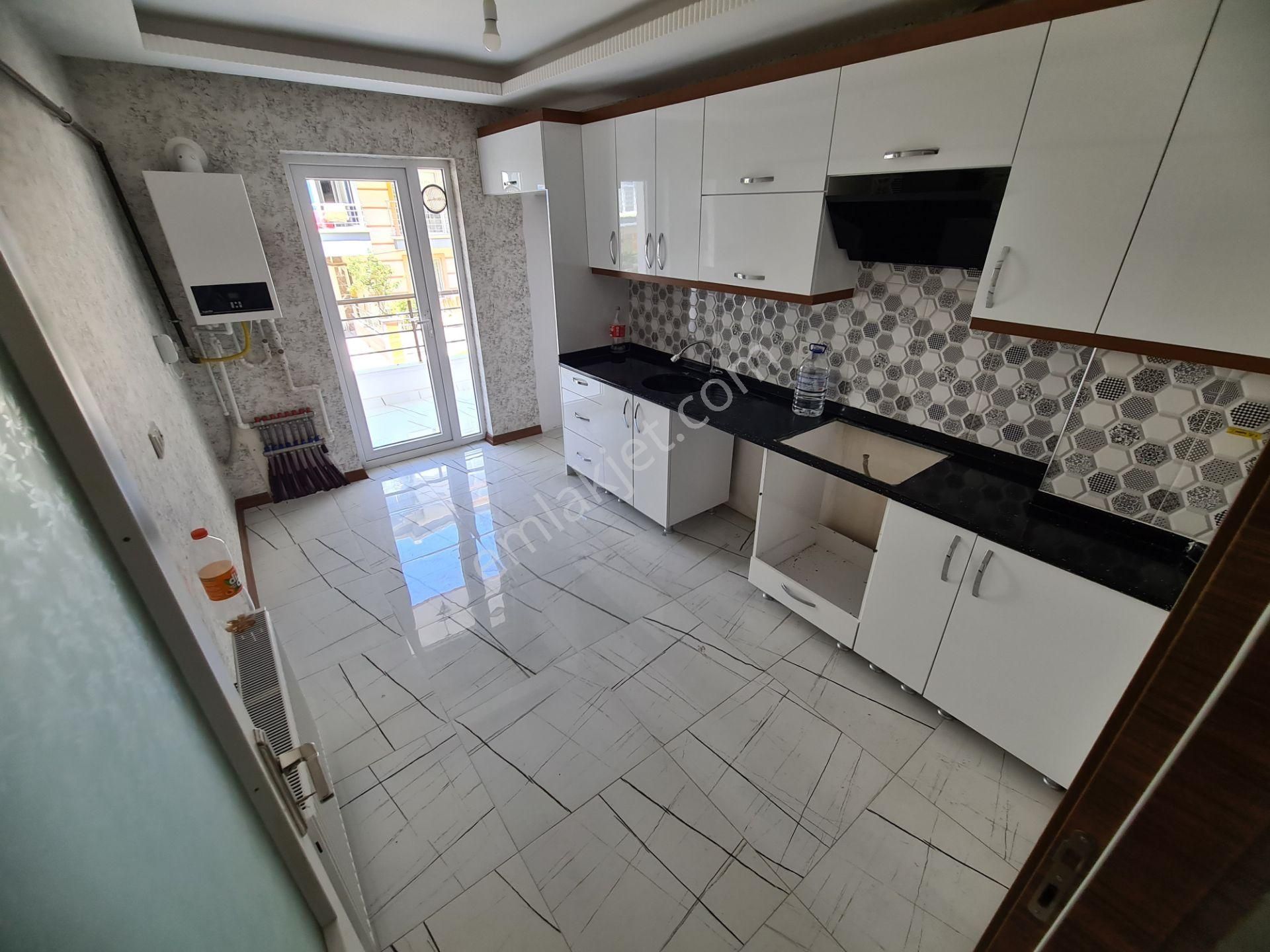 Öğretmenler Parkı Yakını Arakatta Yapılı 2-balkonlu Kiralık 3+1