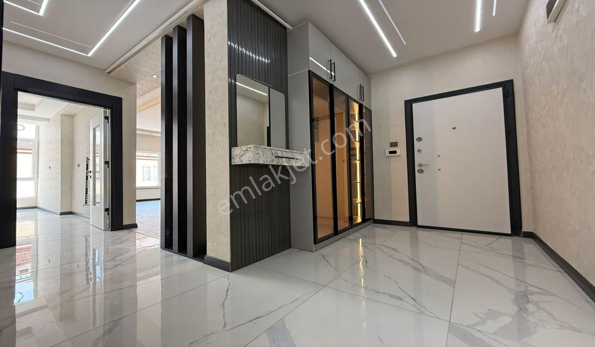 Kuşcağızda Kat Konumunda Site Konseptinde 3+1 Lüx Yapılı