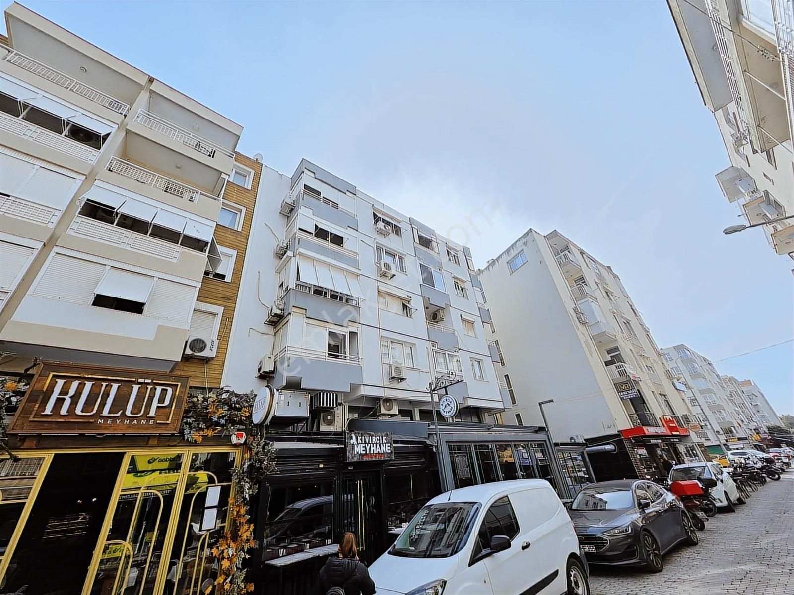 Bostanlı Çarşı Merkezde Kiralık 3+1 Daire