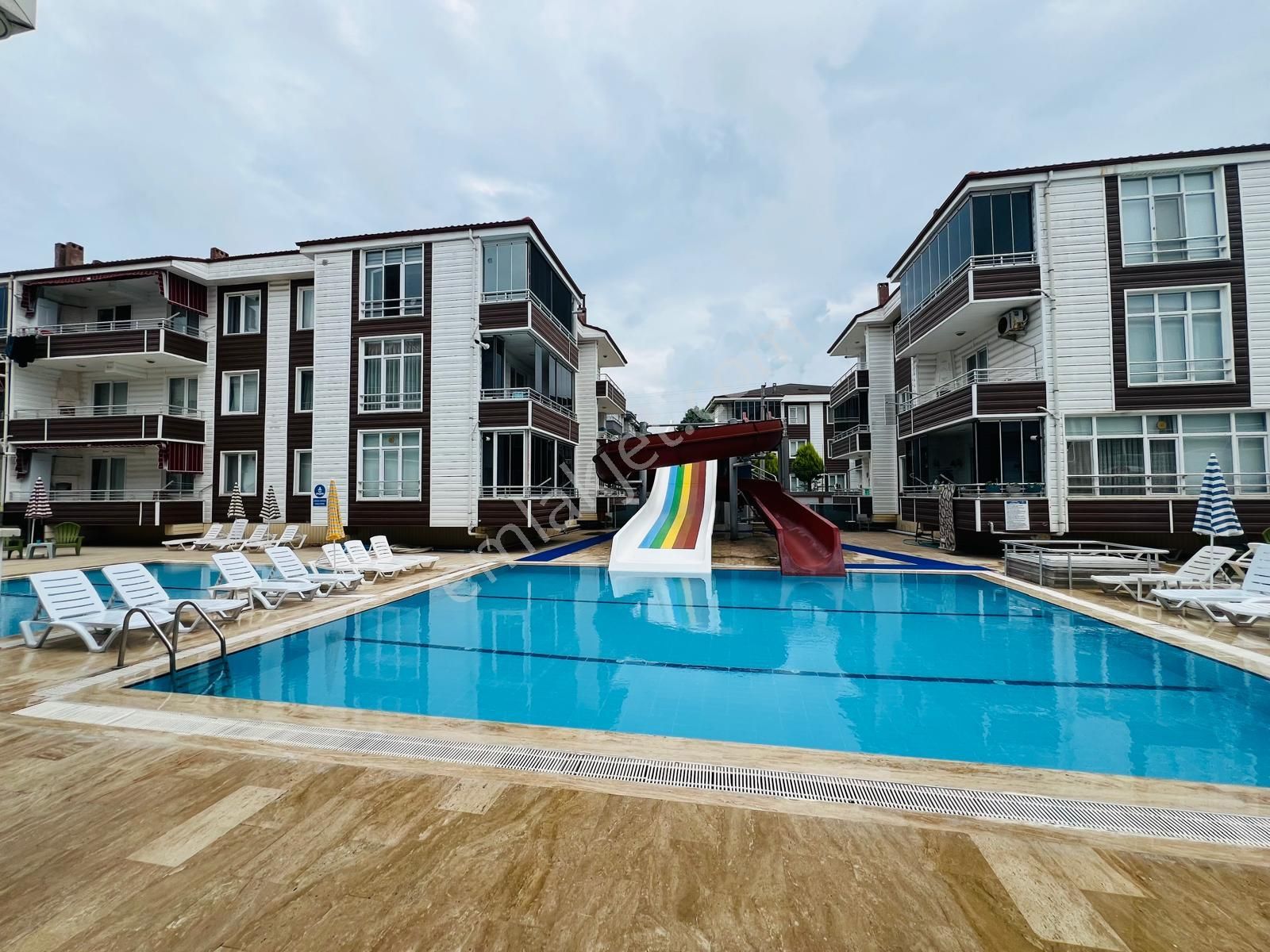 Karasu Çiğdem Emlaktan...havuzlu Sitede 3.kat Köşe 2+1...eşyalı - Görsel 2