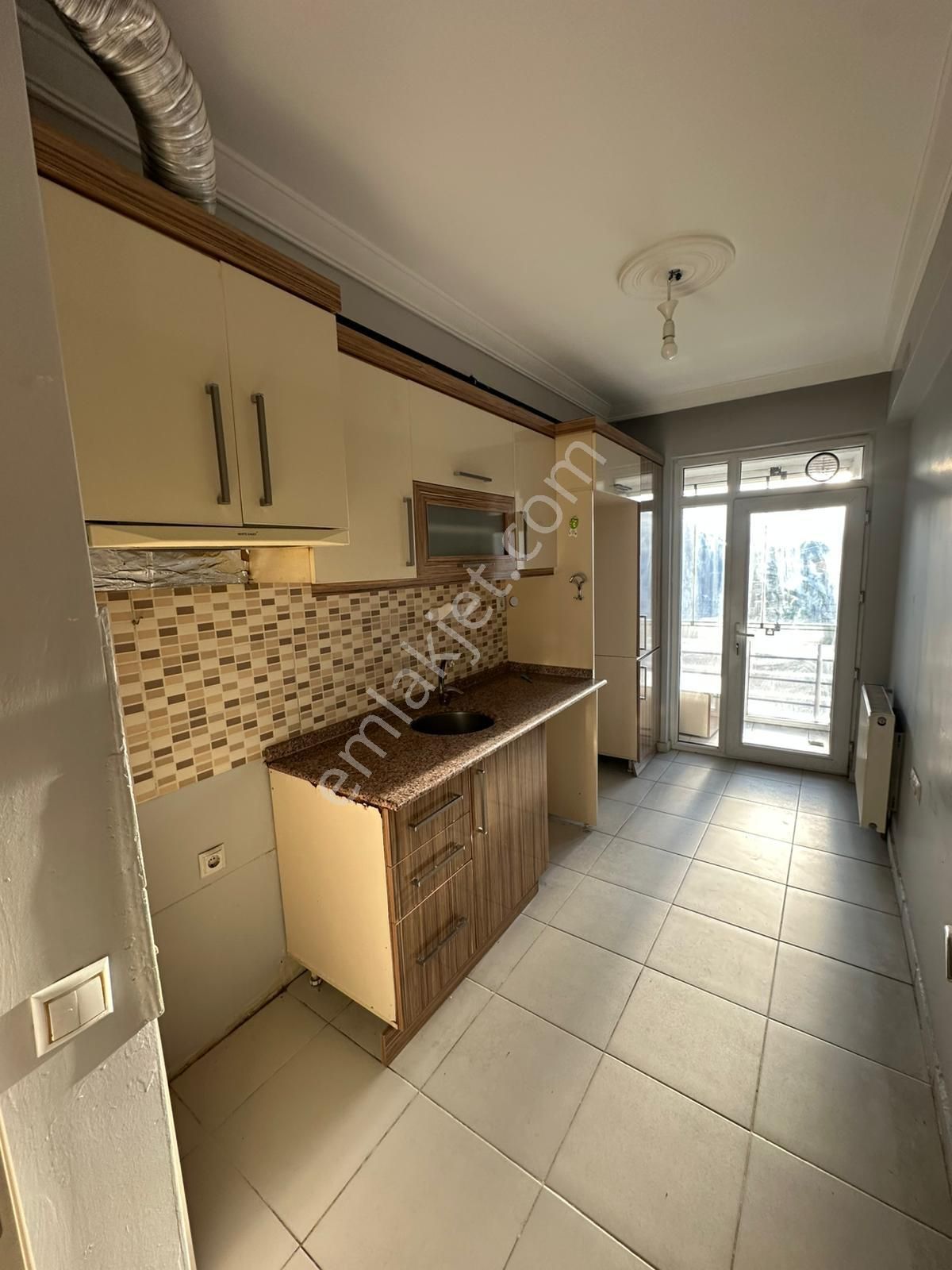 Balkan Gündüz’den Eğitimciler Caddesi Üzerinde Kiralık 2+1 Daire