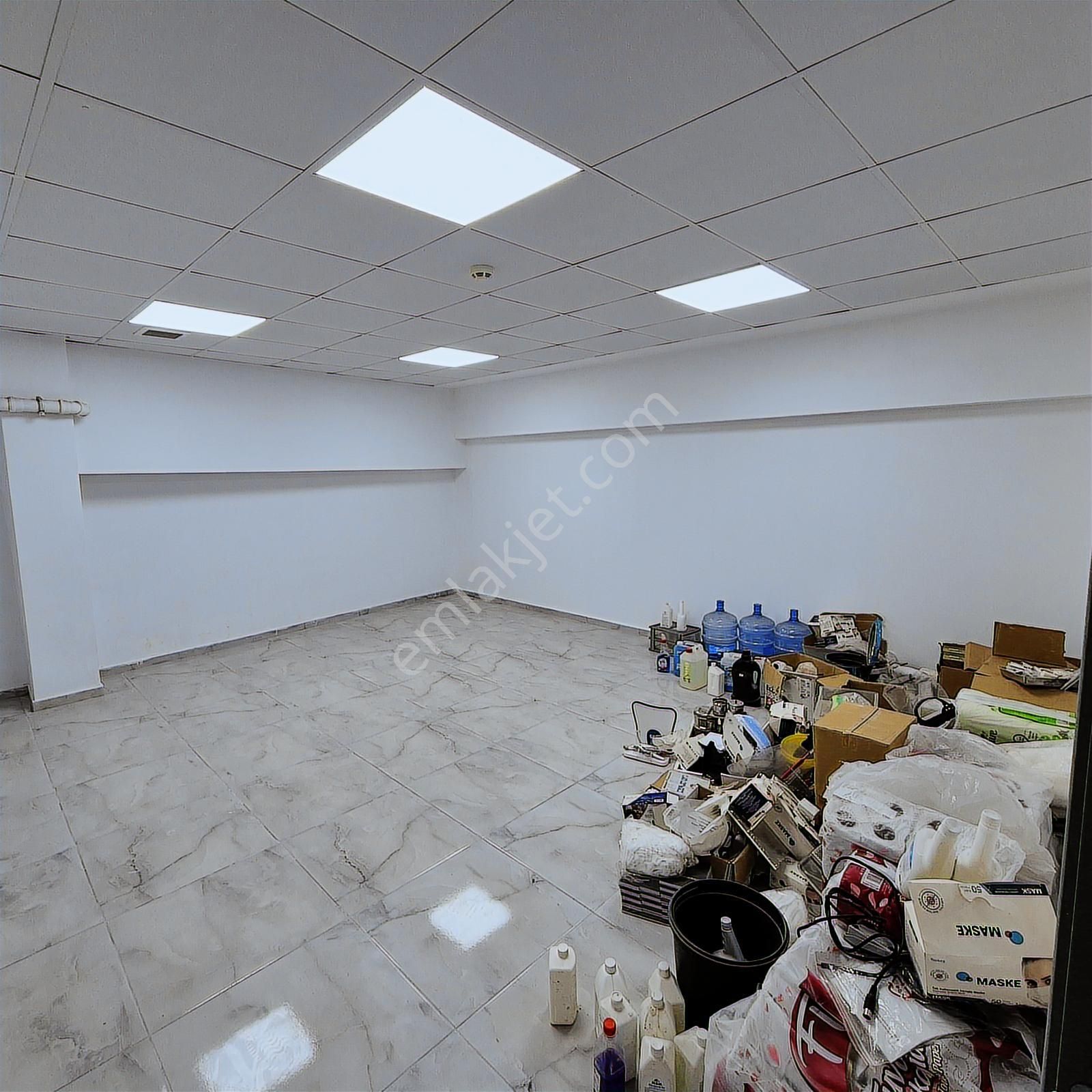 Sultangazi B Caddesinde Satılık 3 Katlı Ticari Dükkan - Görsel 2