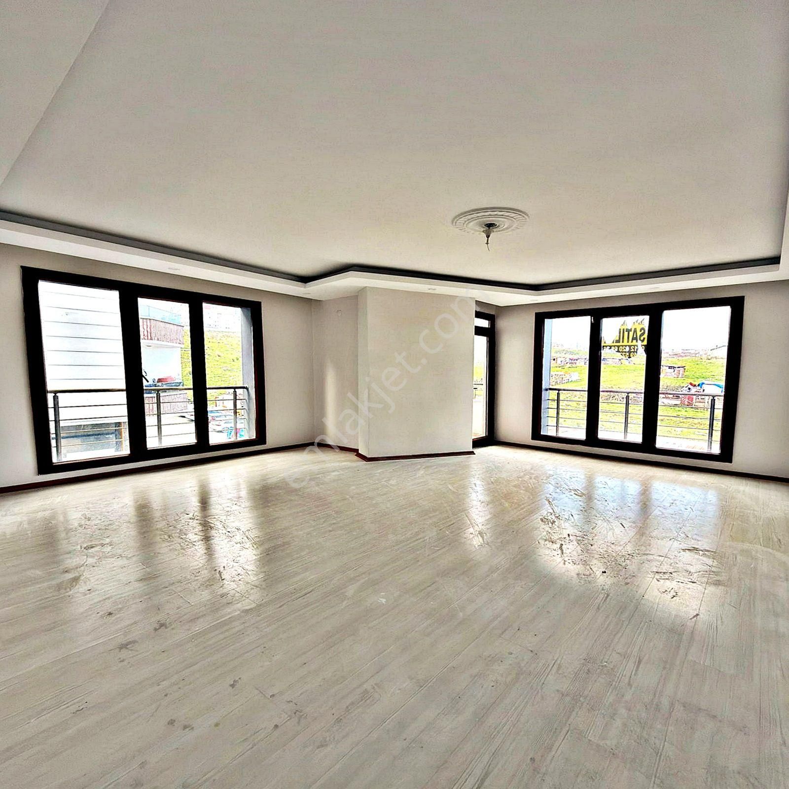 Metrobüse Yakın Konumda 2+1 Balkonlu Lüks Ara Kat Daire