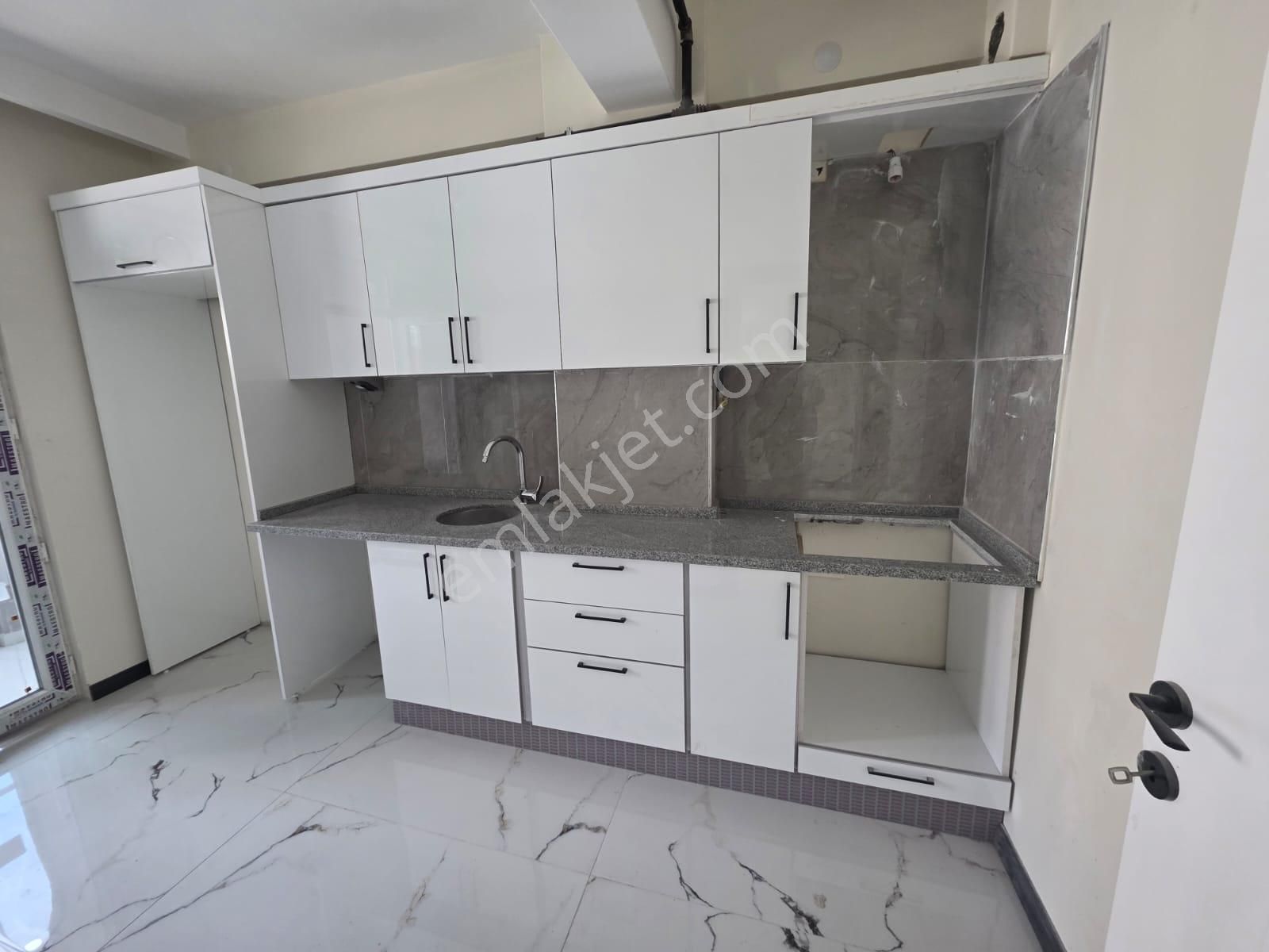 Çamlıca'da Ara Kat 2+0 Lüks Daire Zeminden Isıtma Kapalı Balkon - Görsel 6
