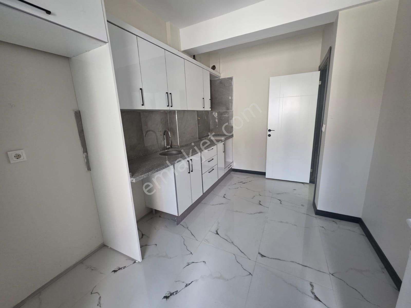 Çamlıca'da Ara Kat 2+0 Lüks Daire Zeminden Isıtma Kapalı Balkon - Görsel 4