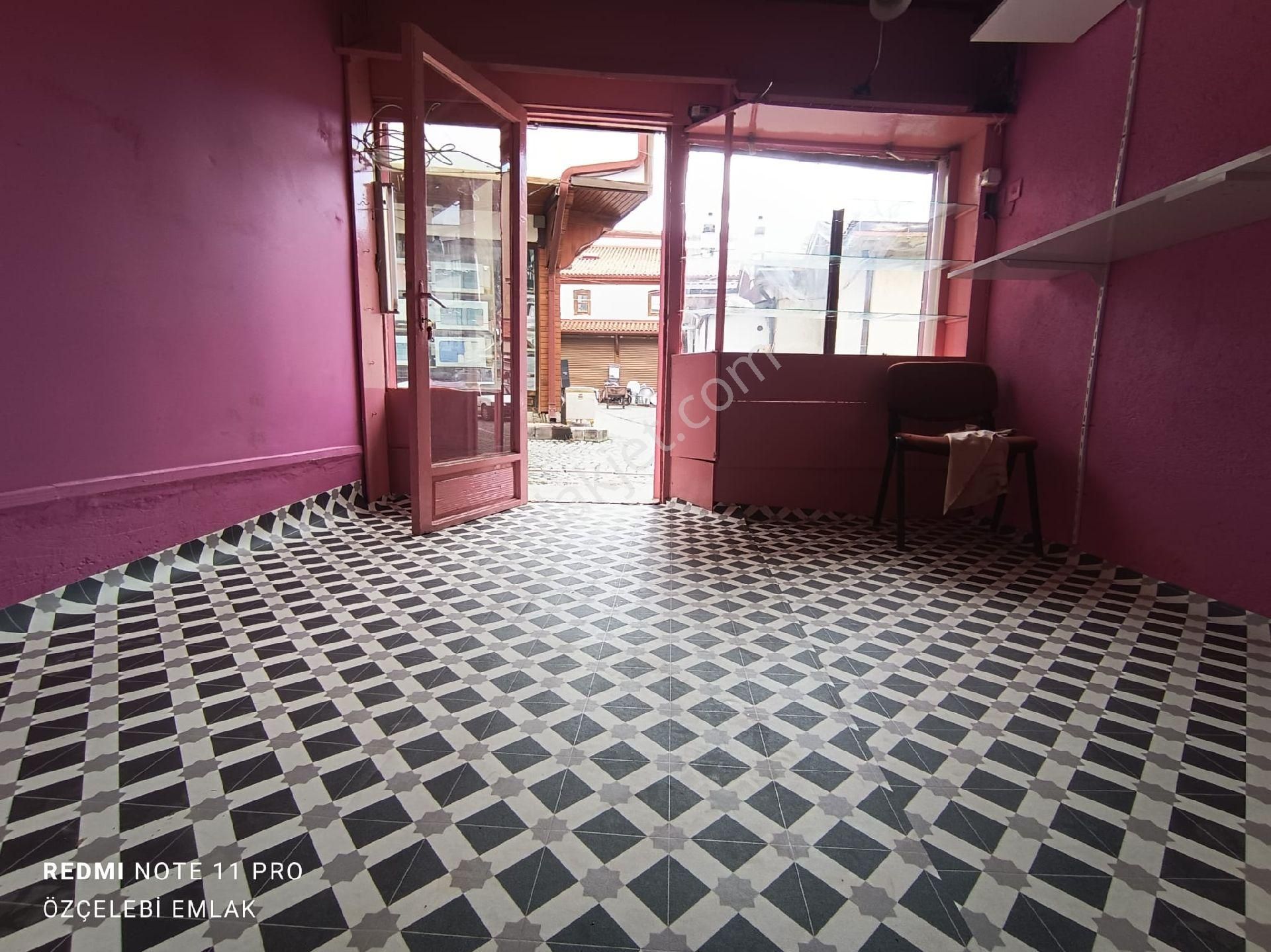 Özçelebi'den Arasta'da Satılık Dükkan - Görsel 4