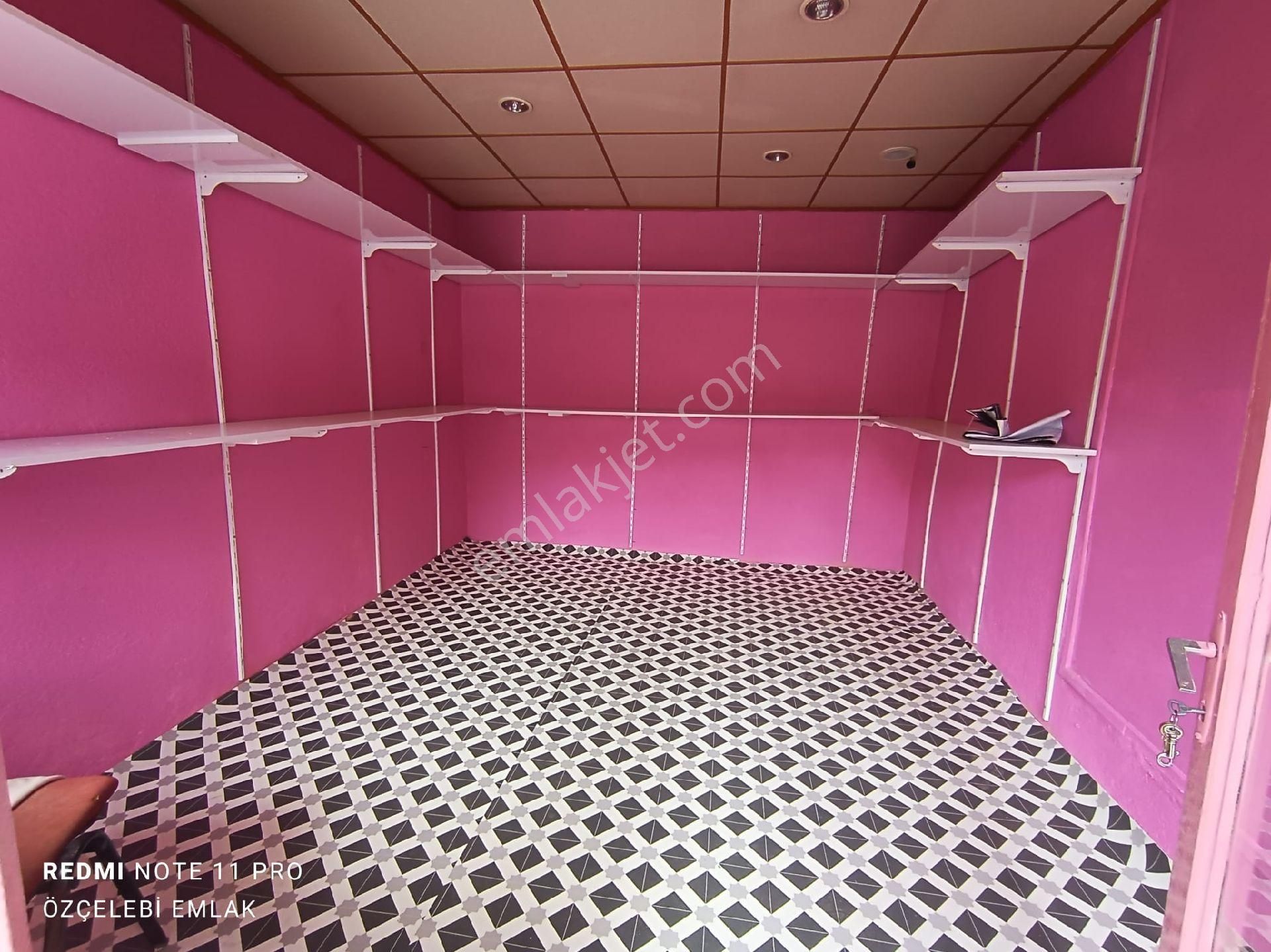 Özçelebi'den Arasta'da Satılık Dükkan