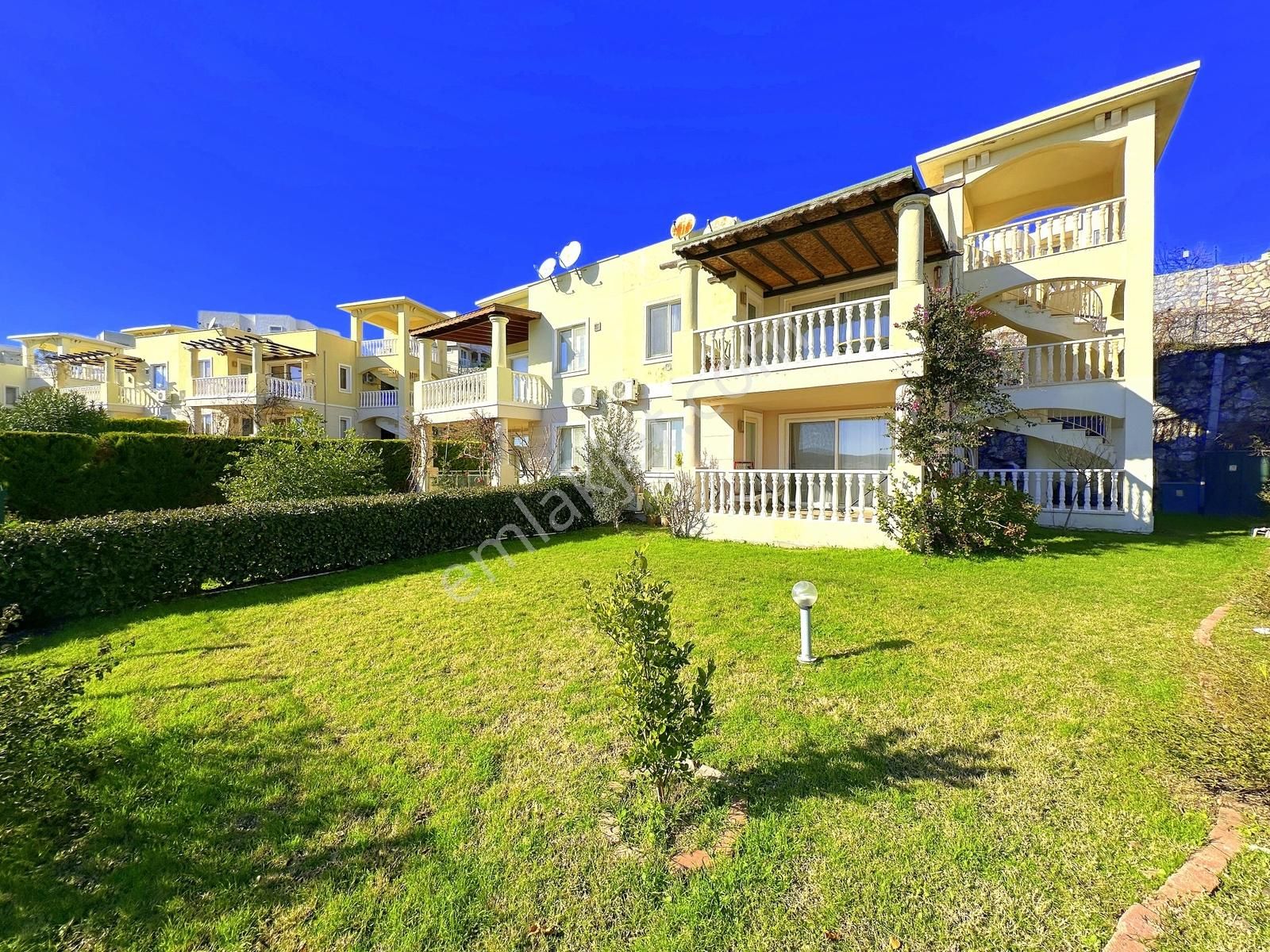 Bodrum Plajlı Sitede 400m2 Köşe Bahçeli Eşyalı Manzaralı Daire