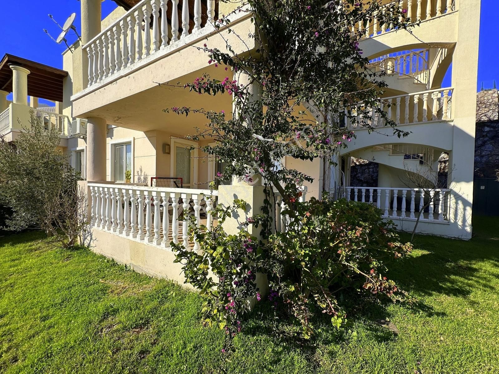 Bodrum Plajlı Sitede 400m2 Köşe Bahçeli Eşyalı Manzaralı Daire - Görsel 4