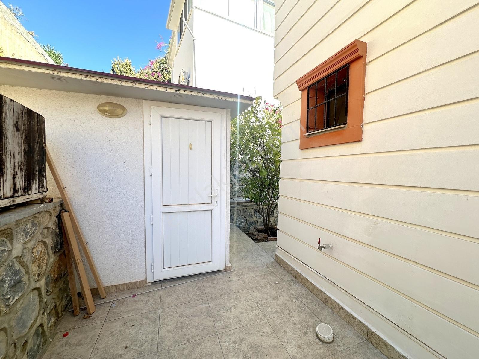 Bodrum'a Yakın Adabükü Plajlı Sitede Manzaralı Tripleks Villa - Görsel 14