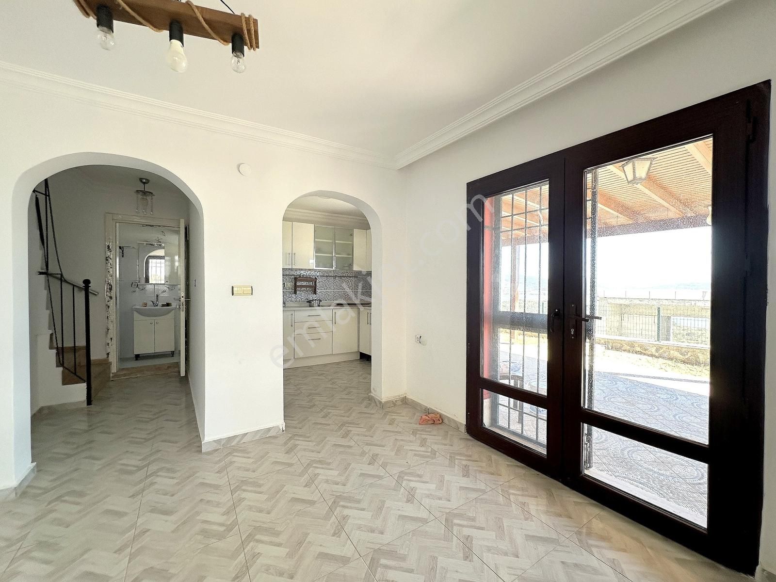 Bodrum'a Yakın Adabükü Plajlı Sitede Manzaralı Tripleks Villa - Görsel 14