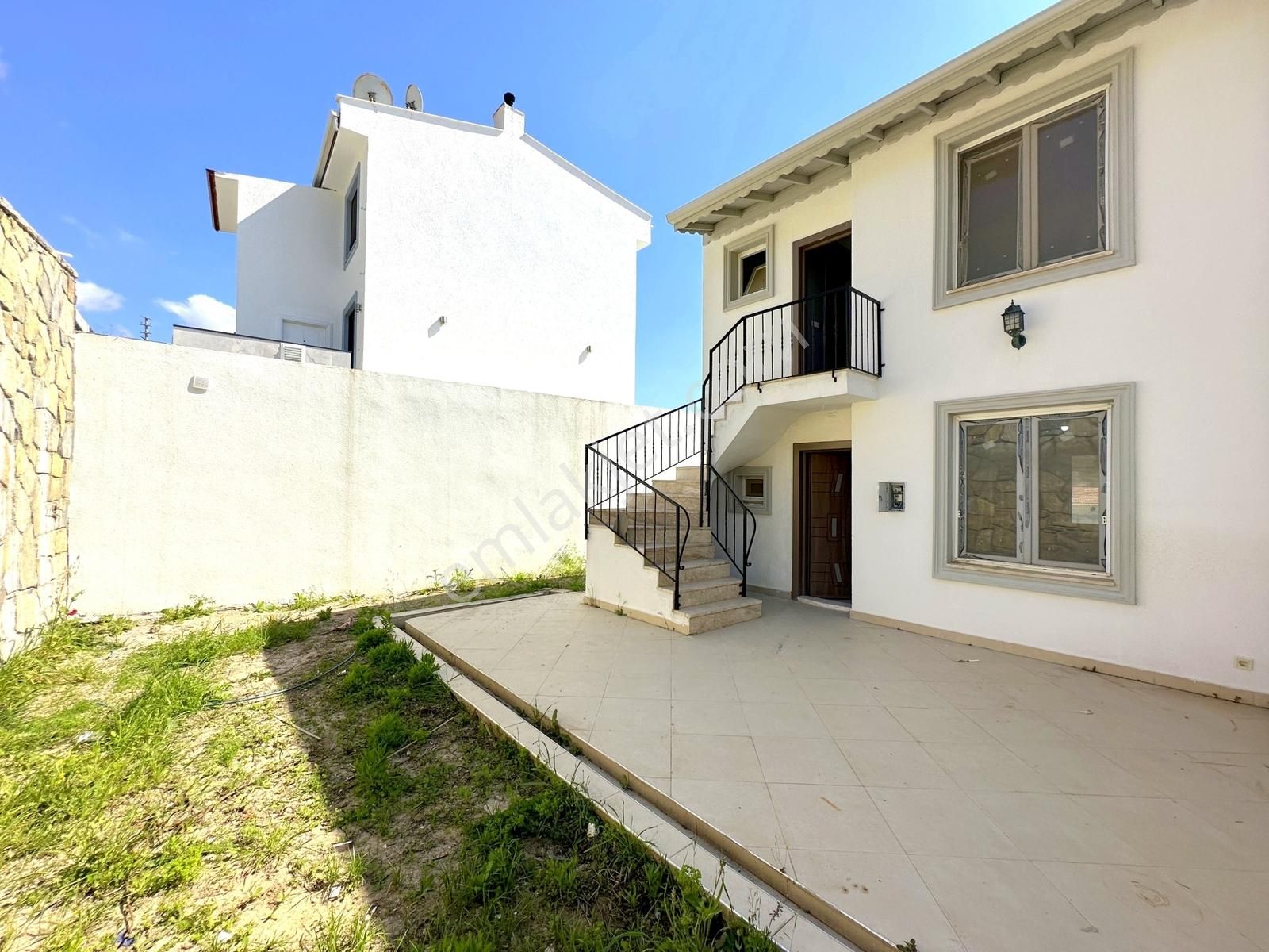 İncekum Denize Sıfır Plajlı Sitede Bahçeli Köşe Villa - Görsel 15