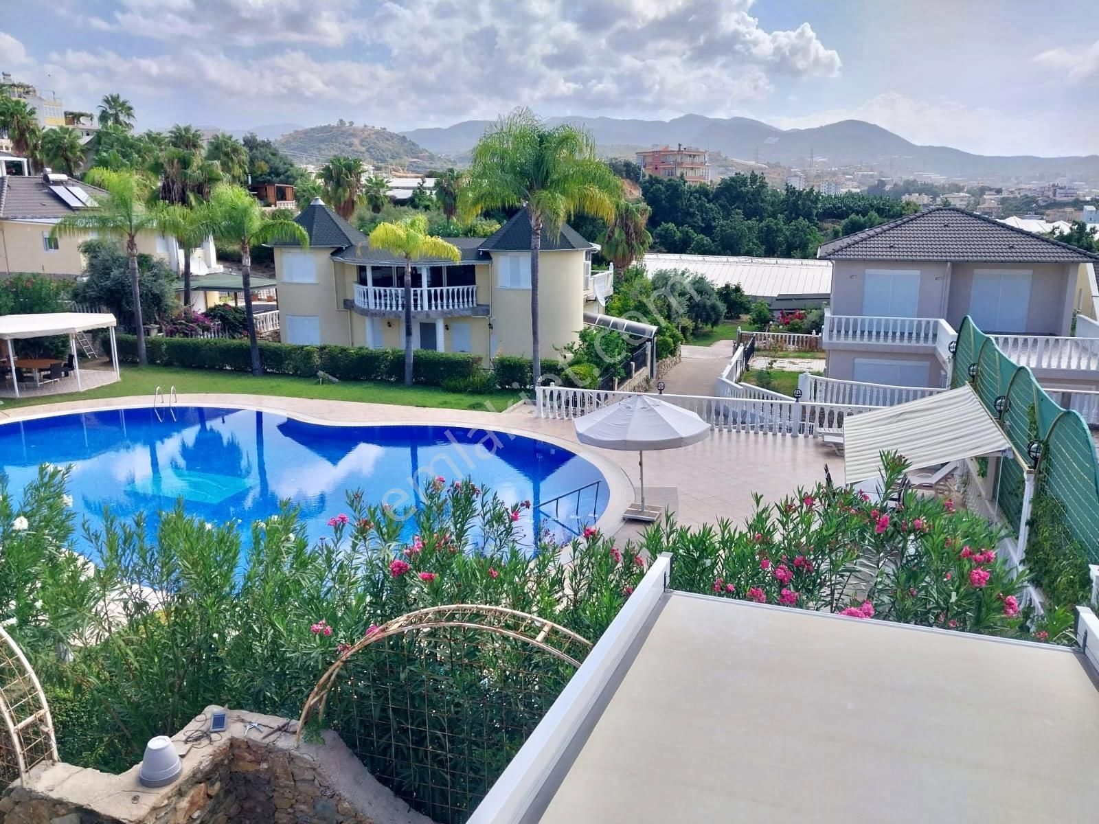 Alanya Konaklıda 550 M² Arsada İkamete Uygun Müstakil Villa