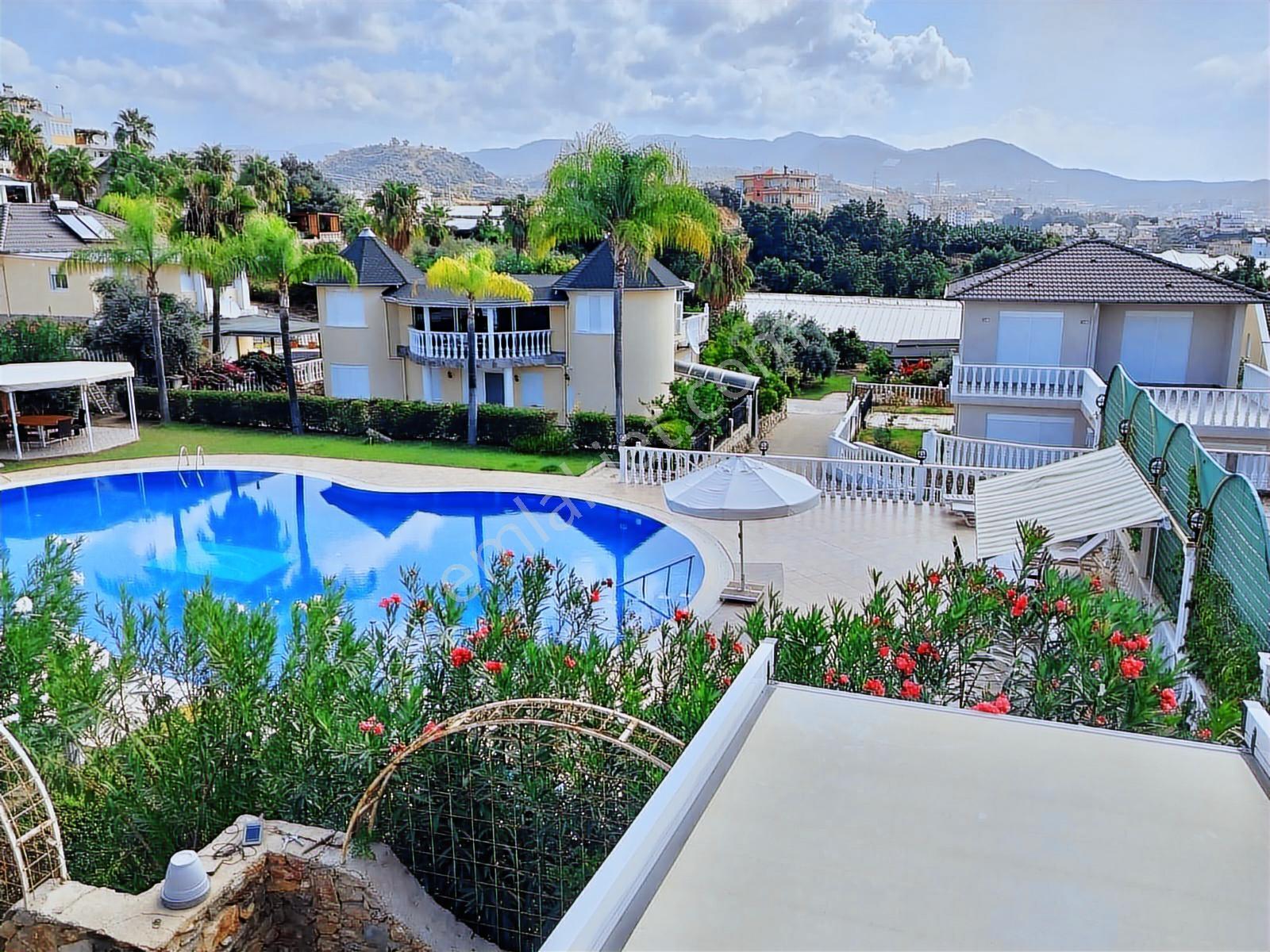 Alanya Konaklıda 550 M² Arsada İkamete Uygun Villa