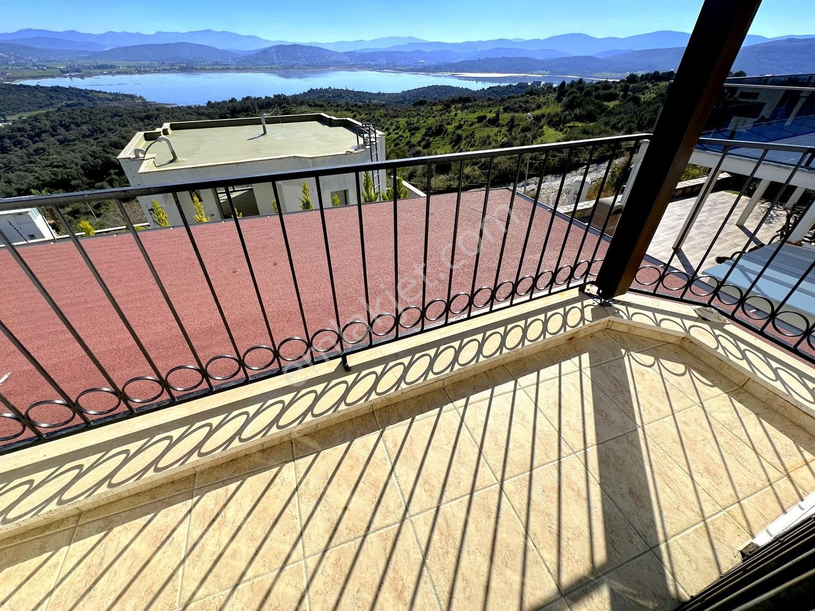 Adabükü Kumsal Plajlı Sitede12 Ay Yaşama Uygun Eşyalı Villa - Görsel 24