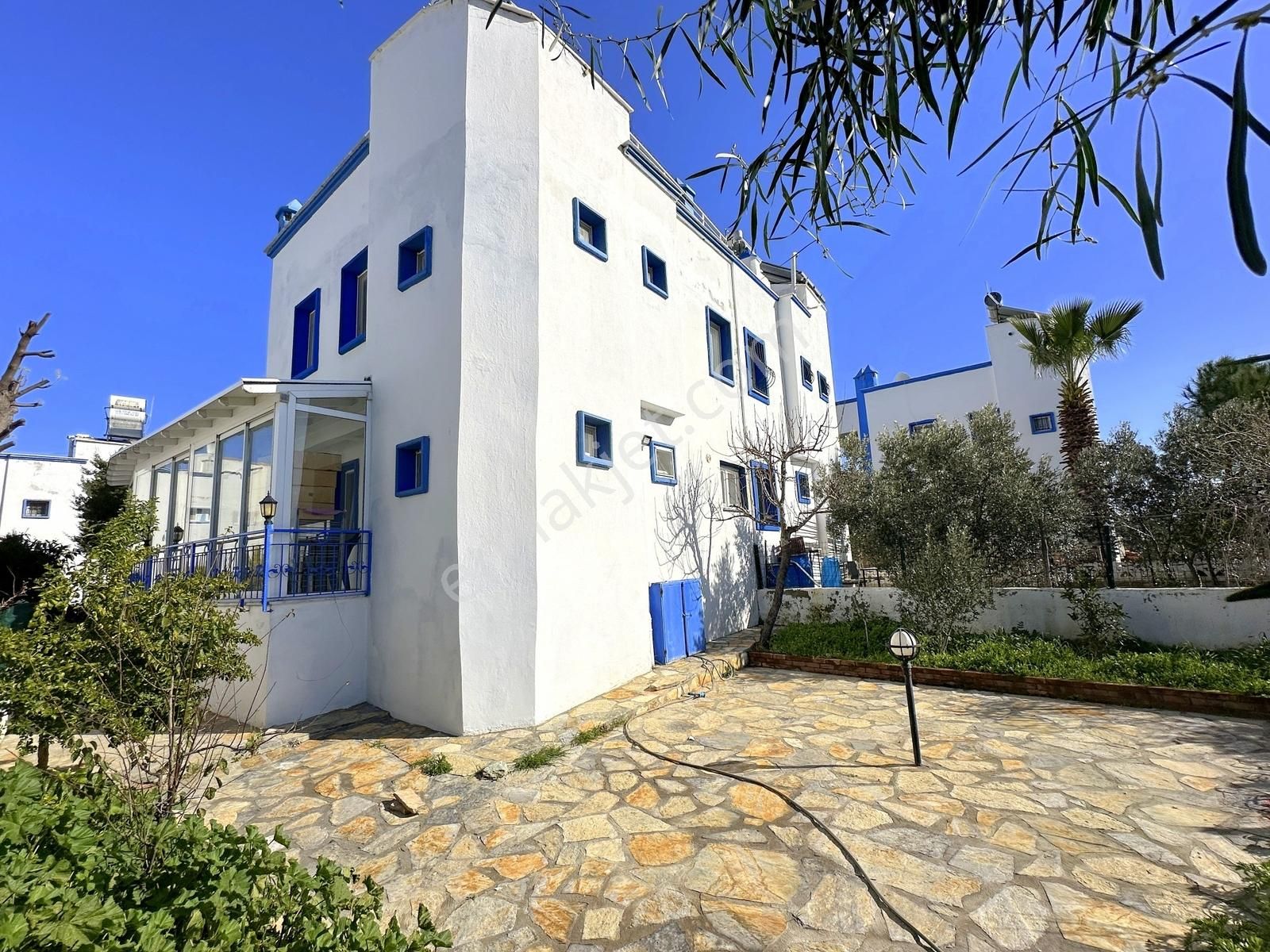 Adabükü Plajlara Yakın Sitede 3+2 Eşyalı Bahçeli Köşe Villa - Görsel 27