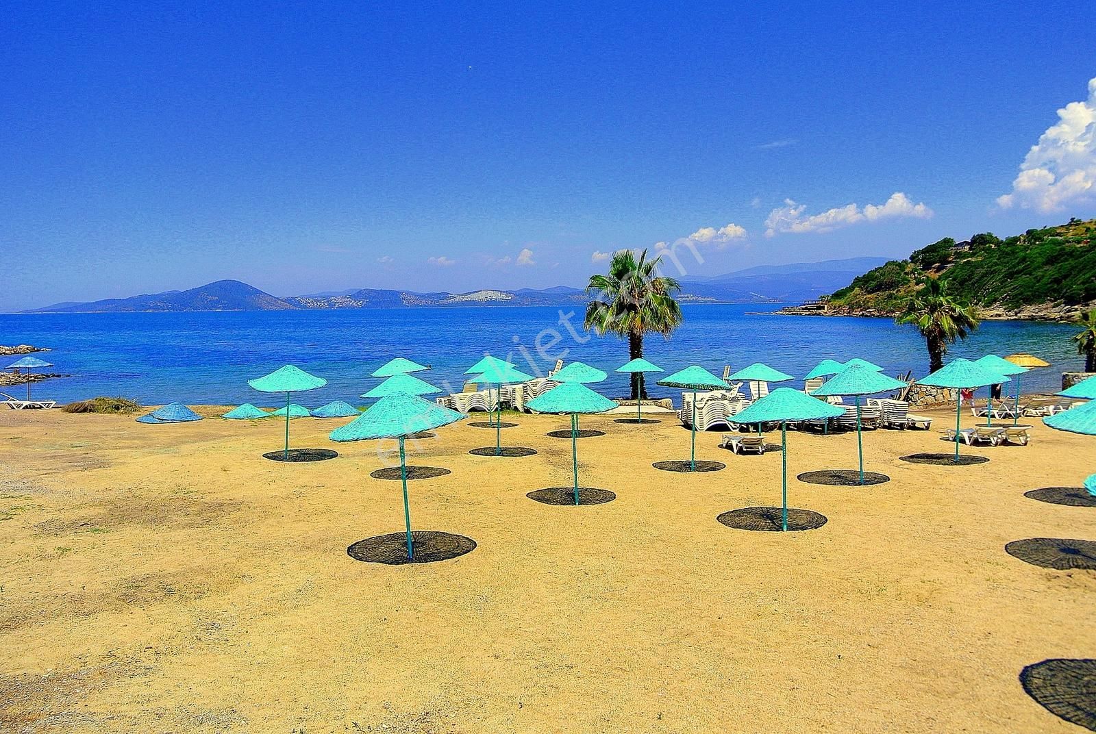 Adabükü Plajlara Yakın Sitede 3+2 Eşyalı Bahçeli Köşe Villa - Görsel 3