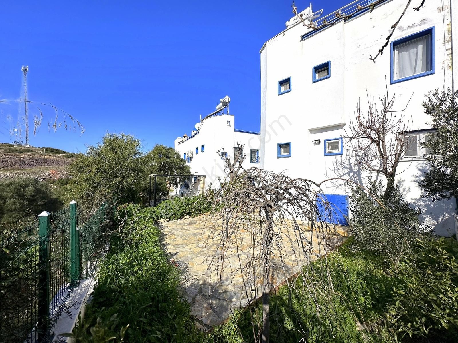 Adabükü Plajlara Yakın Sitede 3+2 Eşyalı Bahçeli Köşe Villa - Görsel 4