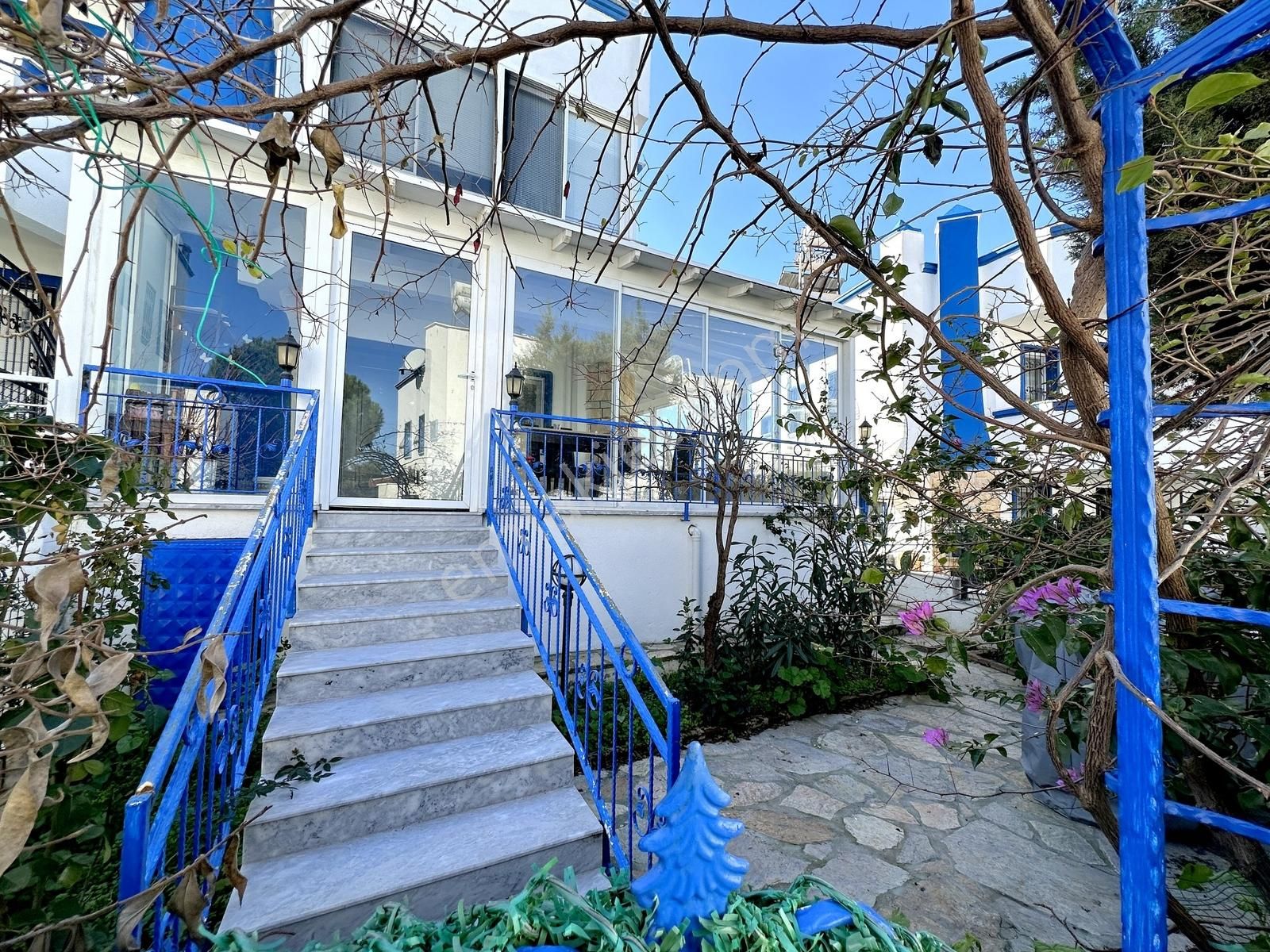 Adabükü Plajlara Yakın Sitede 3+2 Eşyalı Bahçeli Köşe Villa - Görsel 24