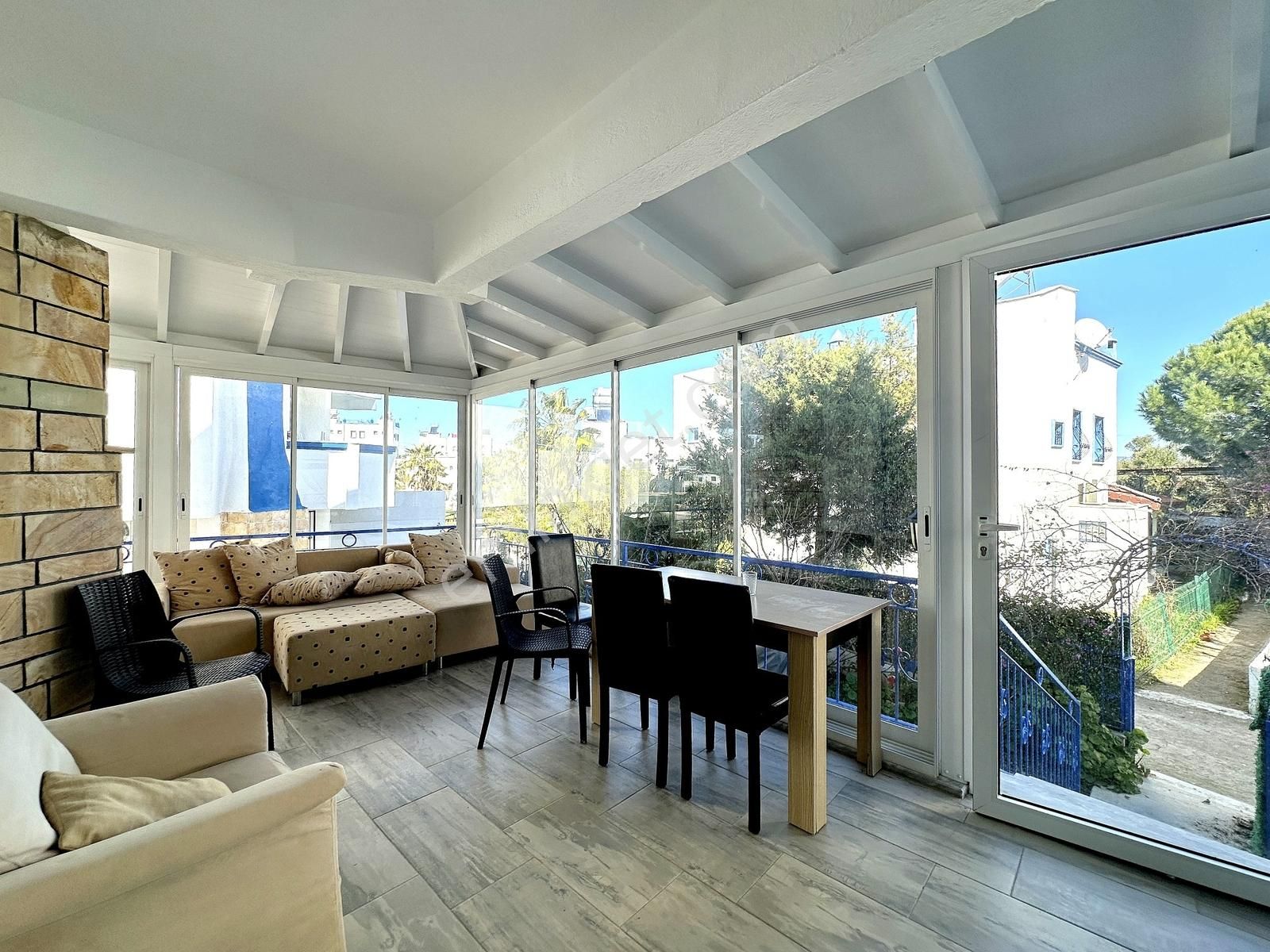 Adabükü Plajlara Yakın Sitede 3+2 Eşyalı Bahçeli Köşe Villa - Görsel 10