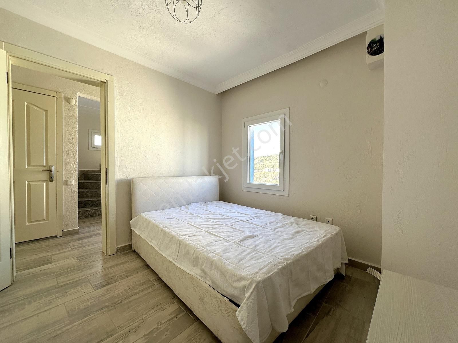 Adabükü Plajlara Yakın Sitede 3+2 Eşyalı Bahçeli Köşe Villa - Görsel 30