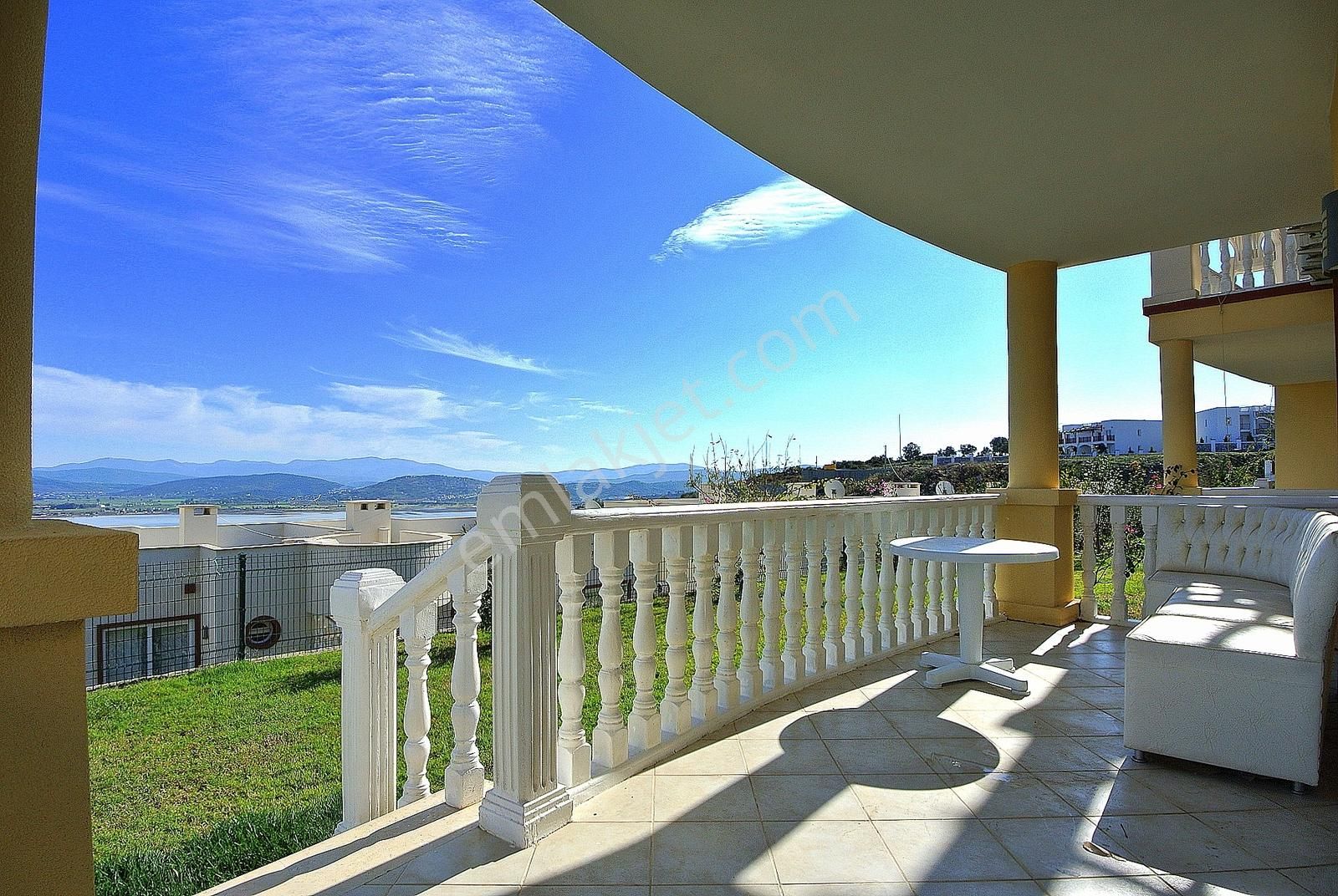 Adabükü Holiday Resort'ta Büyük Köşe Bahçeli Eşyalı Daire - Görsel 4